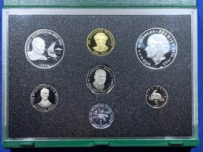 《竞宝斋》第447场 周日，周一，2场连拍 （全场包邮） - 牙买加1994年 精制套币 英国皇家造币厂出品 包含10元精制纪念币（20g 34mm 50%银） 5元精制币（18.56g 36mm 50%银） 盒证齐全，品相好，盒装，发行仅500套，细节见图。