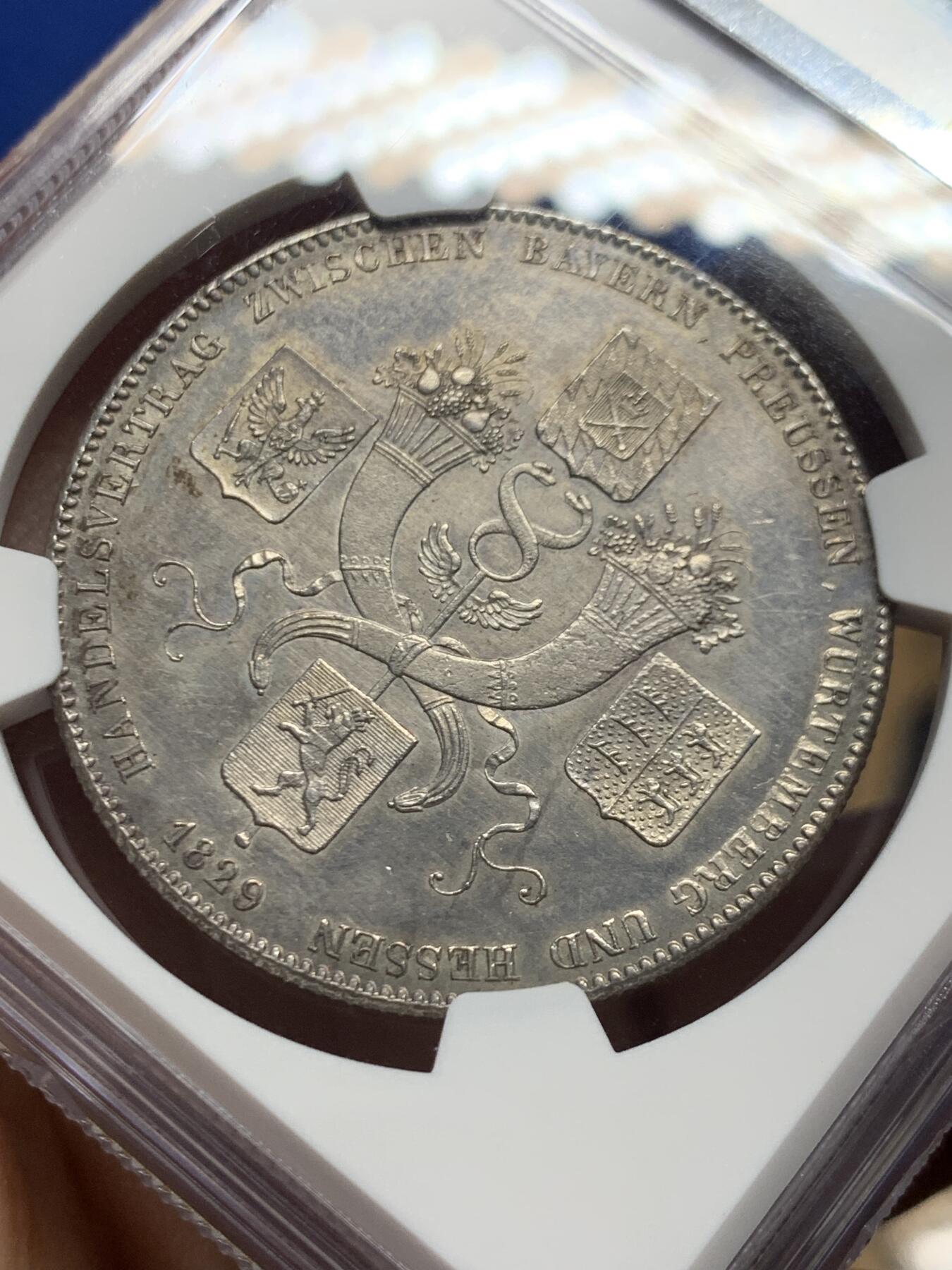 《竞宝斋》第447场 周日，周一，2场连拍 （全场包邮） NGC UNC 德国1829年巴伐利亚商贸条约历史泰勒大银币 正面转光明显 背面包浆也挺自然 可惜给了背面清洁 性价比之选