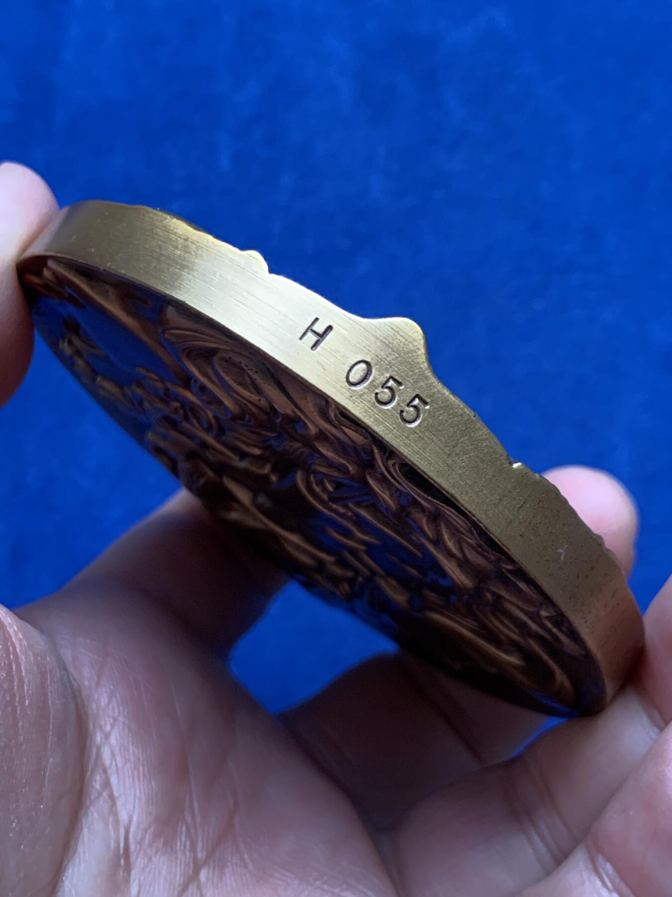 《竞宝斋》第447场 周日，周一，2场连拍 （全场包邮） 上海百拓稻草人之恋大铜章，编号055，总重约333.2克，直径80mm，原盒原证。