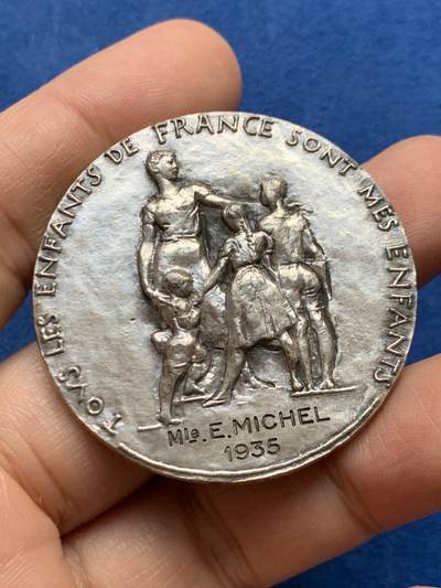 《竞宝斋》第447场 周日，周一，2场连拍 （全场包邮） - 法国 玛丽安娜教育银章 43克 44.6mm 丰饶角1银标 少见磨砂雕塑工艺 超高浮雕 背面三个儿童环绕在教师形象玛丽安娜身旁 带原盒