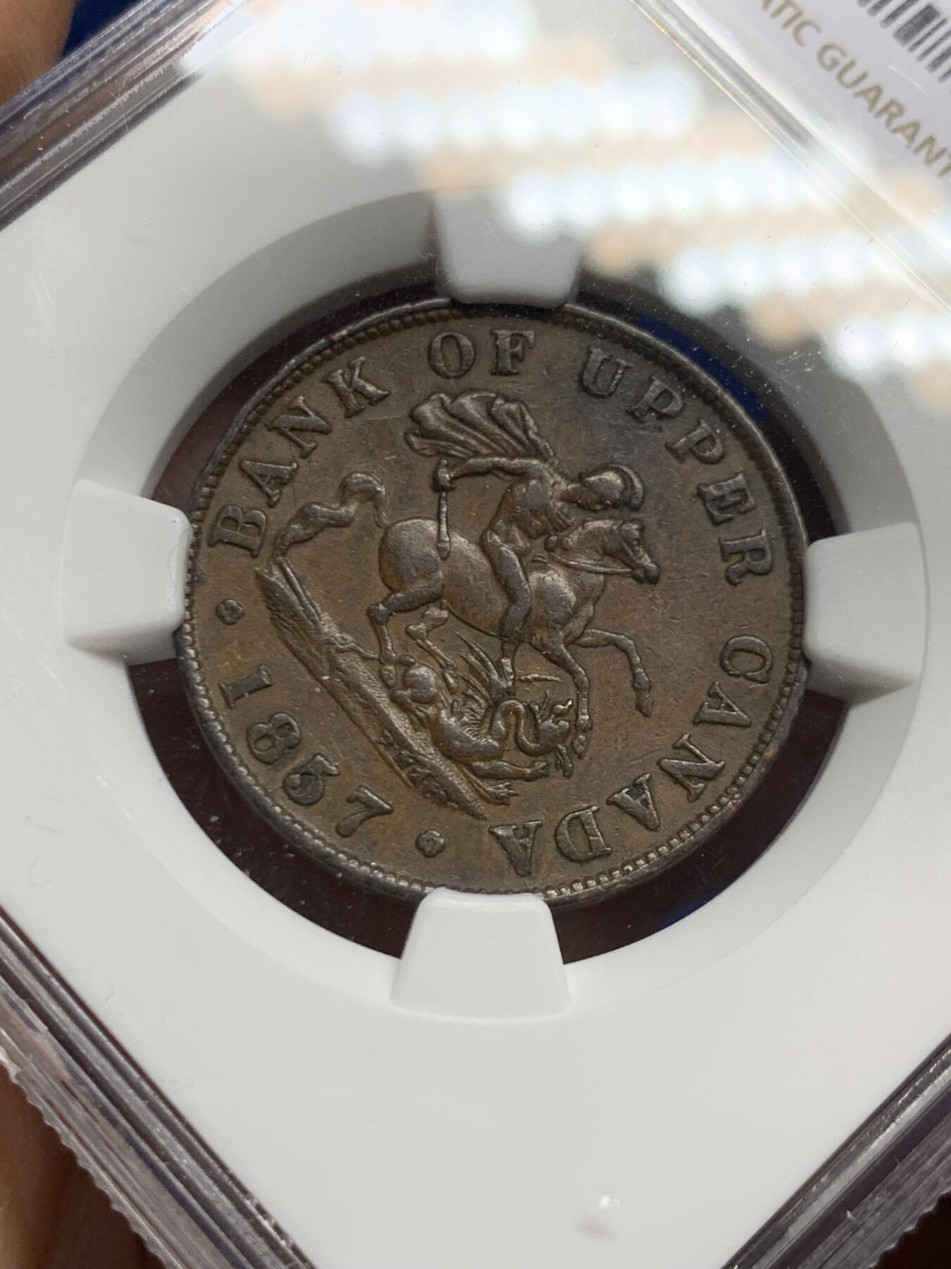 《竞宝斋》第447场 周日，周一，2场连拍 （全场包邮） NGC AU55BN 上加拿大1857半便士银行token，经典马剑设计，这个品种上AU都非常难，铜币爱好者必选