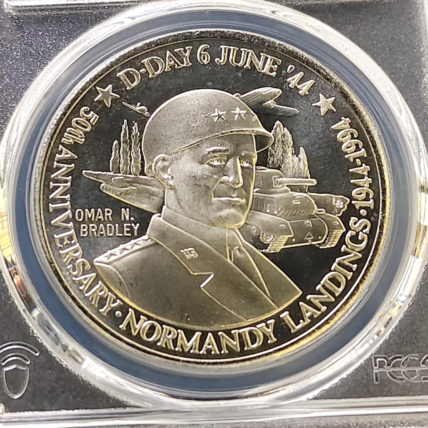 【全场包邮】纯粹捡漏拍487场（免费代拍第24场） 【收藏级·冠军分】特克斯和凯克斯群岛1994年5克朗D-DAY日50周年奥马尔·纳尔逊·布拉德利精制纪念币-PCGS MS67