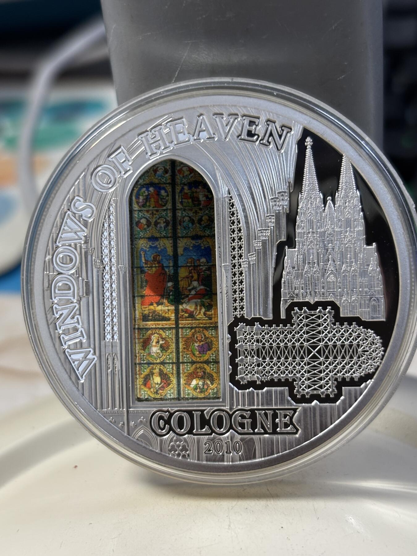 第186期拍卖 库克2010年天堂之窗科隆大教堂镶玻璃纪念银币，999银，50克，发行2000枚，没有外面纸套，有丝痕
