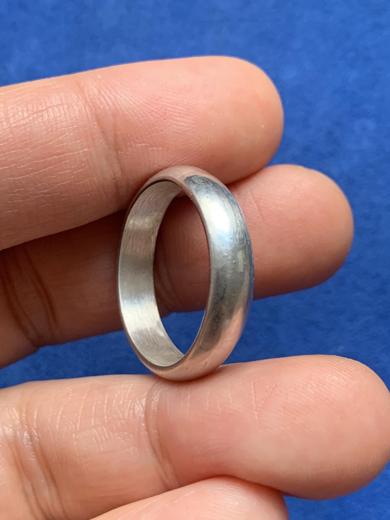 《竞宝斋》第447场 周日，周一，2场连拍 （全场包邮） 银质素戒一枚 重约7.05克 直径约25.1mm