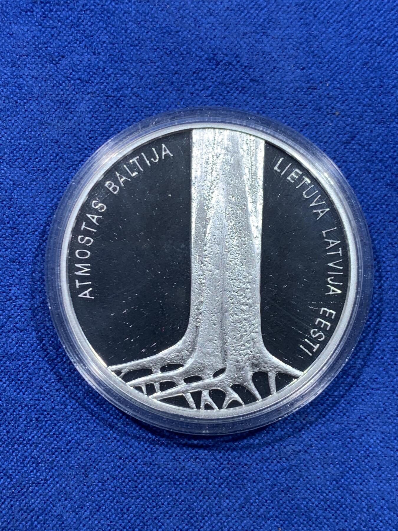 《竞宝斋》第447场 周日，周一，2场连拍 （全场包邮） 拉脱维亚2014年波罗的海之路25周年彩色精制纪念银币，带原盒，证书，圆形精制银币，净重22克，925银，直径35毫米，面额5欧元，限量发行10000枚，以纪念1989年8月23日的和平示威。大约有200万人加入这场活动，他们手牵手组成一个长度超过600公里的人链，穿过波罗的海三国（爱沙尼亚、拉脱维亚和立陶宛） 该示威也是波罗的海三国追求脱离苏联、各自独立过程中的重要事件。