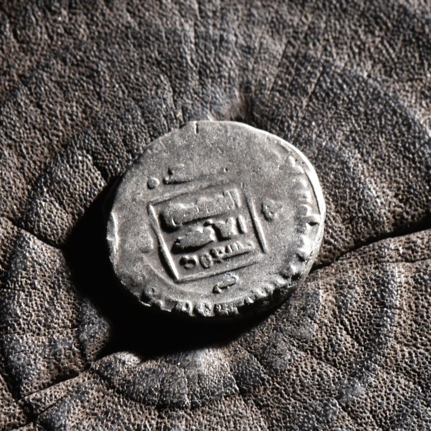 【良泉】【元旦直播场】1月1日晚19.30点开拍！208组西方古代钱币、日本朝鲜花钱 公元1099–1115年【伽色尼王朝】苏丹马苏迪三世 第尔汗银币，2.86克