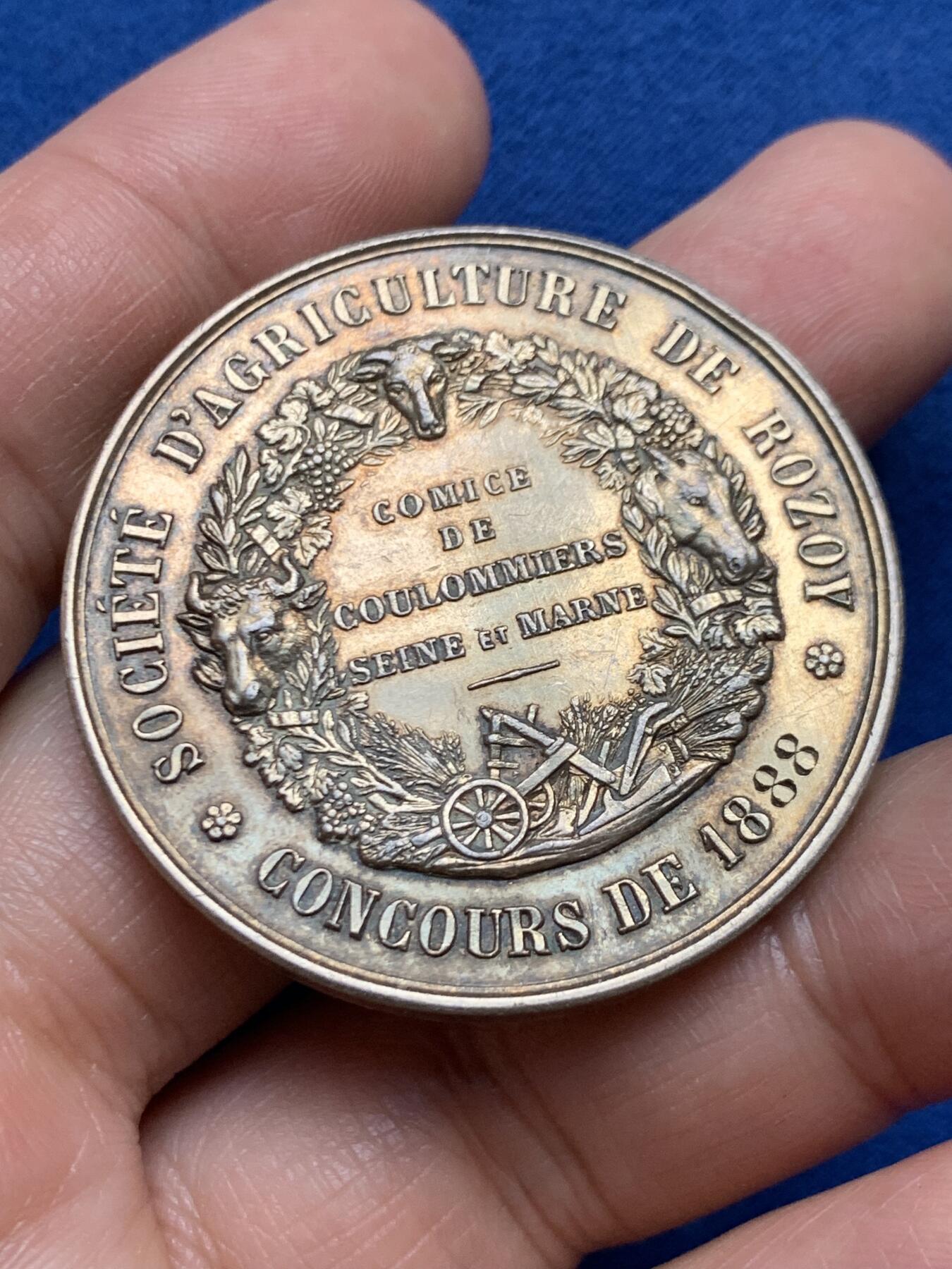 《竞宝斋》第447场 周日，周一，2场连拍 （全场包邮） 法国罗佐农业协会纪念银章，是1888年在塞纳-马恩省库洛米耶地区举办的农业竞赛，丰饶角银标，33.29克，41.9mm，950银。