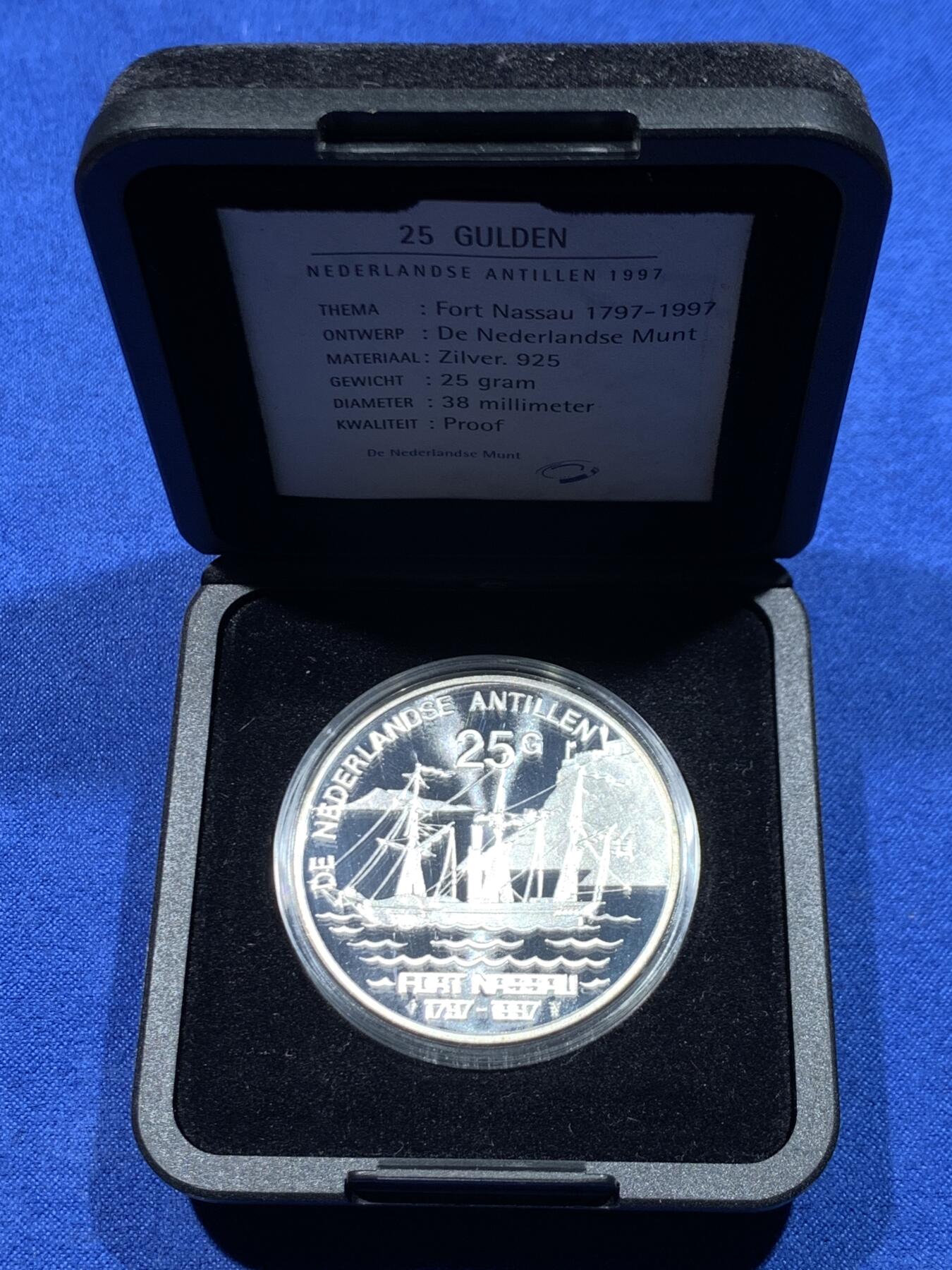 《竞宝斋》第447场 周日，周一，2场连拍 （全场包邮） 荷属安的列斯1997年25盾精制银币 25克925银 原盒