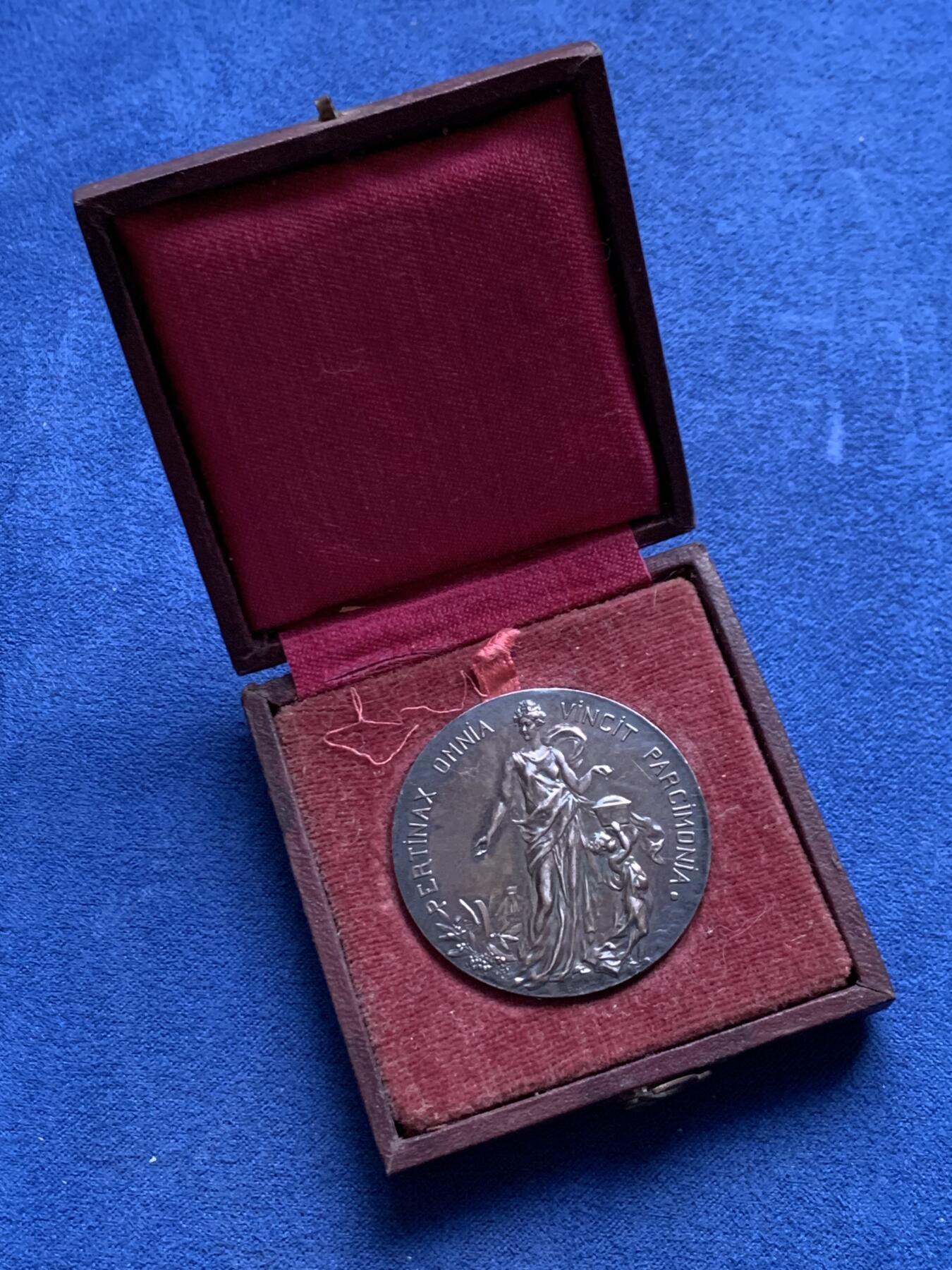 《竞宝斋》第447场 周日，周一，2场连拍 （全场包邮） 法国鲁昂储蓄银行银质奖章 37.5mm 21.8克 丰饶角银标 带盒  正面：女神与天使；背面：鲁昂城市景观。