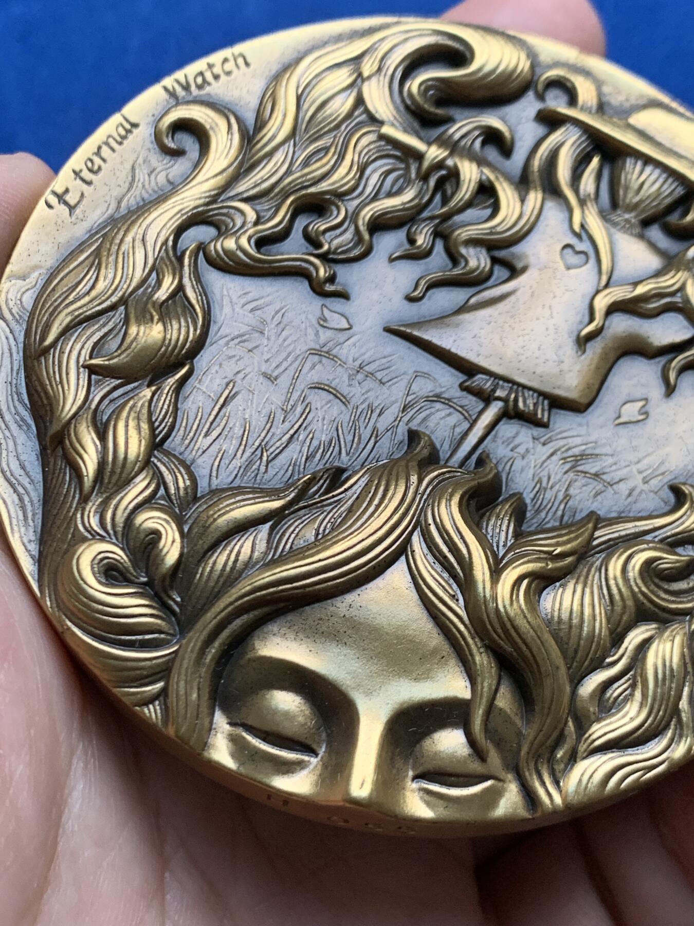 《竞宝斋》第447场 周日，周一，2场连拍 （全场包邮） 上海百拓稻草人之恋大铜章，编号055，总重约333.2克，直径80mm，原盒原证。