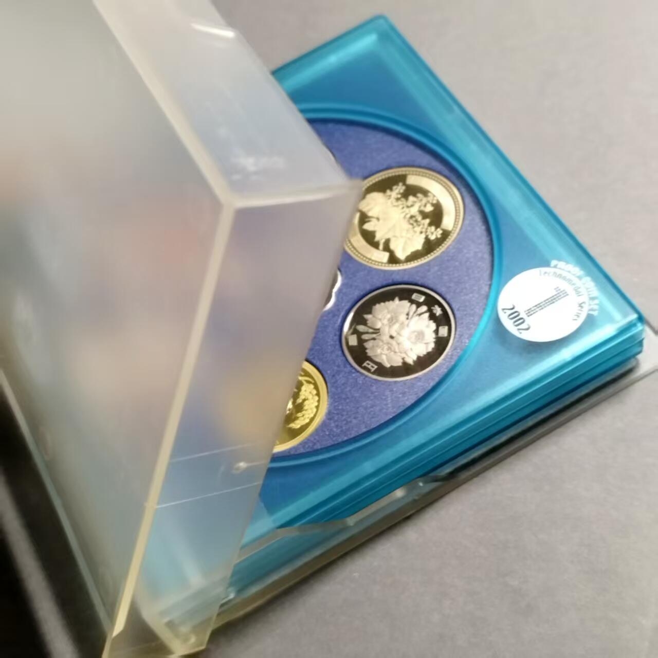 长老汇蛇年精选第八十一场拍卖 日本2002年 精制纪念套币，含6币1章，盒证齐全，银章重7克，999银，采用潜象技术，图案会随着角度变化而变化。银章银价90+