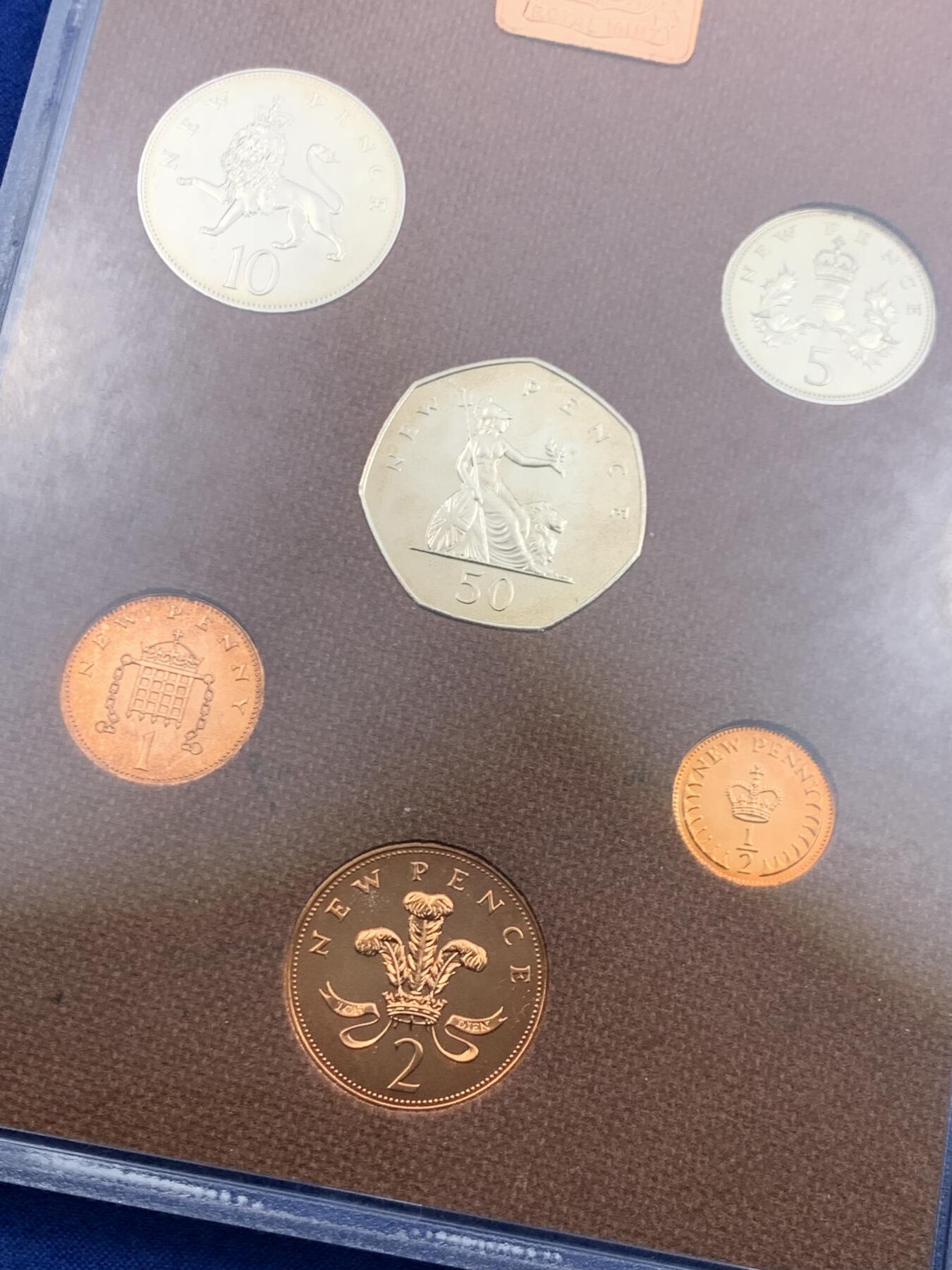 《竞宝斋》第447场 周日，周一，2场连拍 （全场包邮） 英国1974年 精制套币 6枚币和1枚章 保存得很好 细节见图