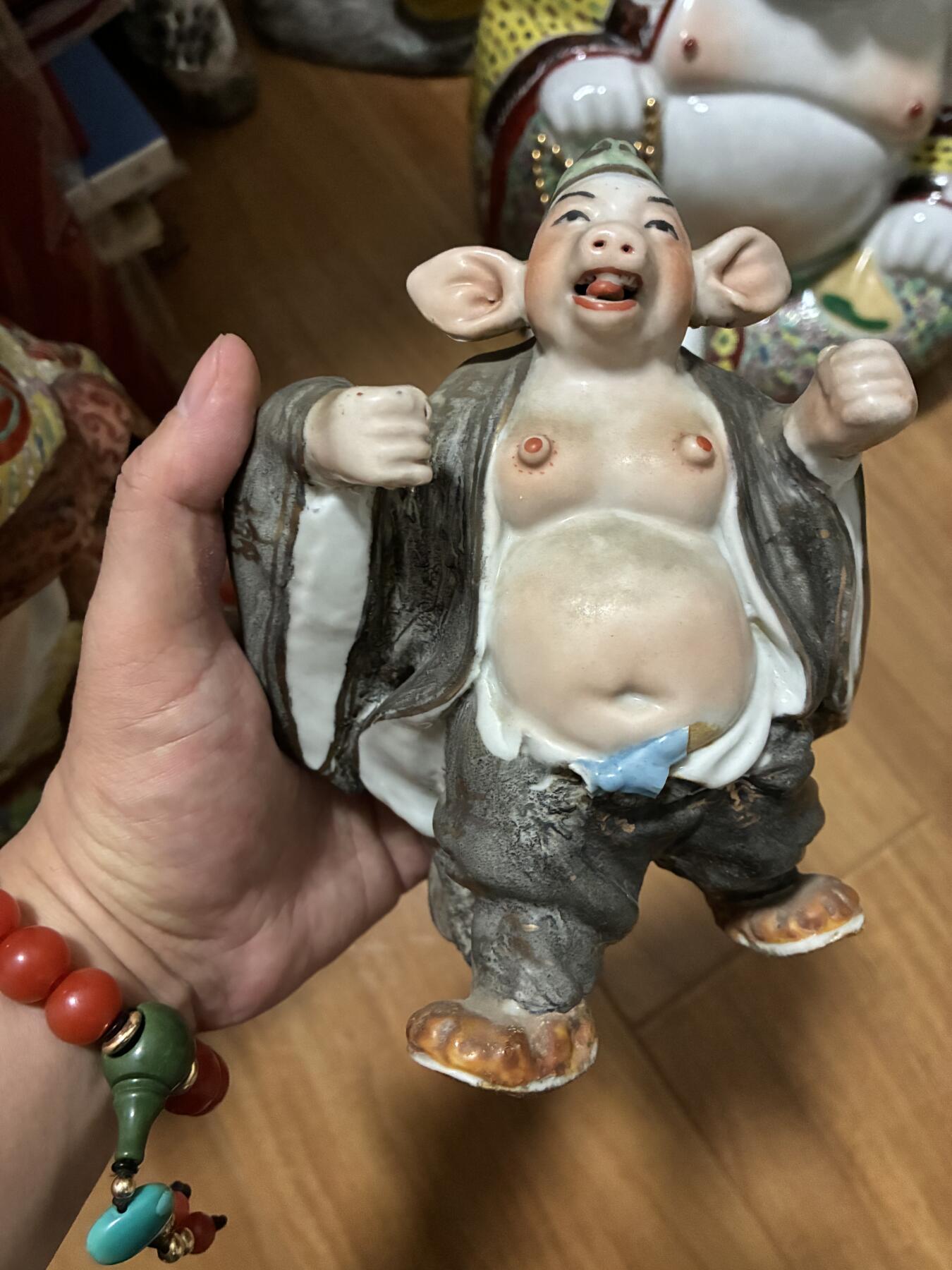 567景德镇猪八戒彩瓷像摆件腰带处有伤