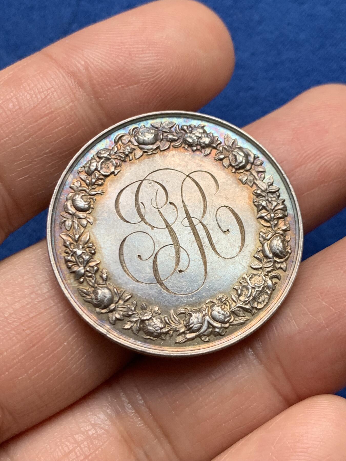 《竞宝斋》第447场 周日，周一，2场连拍 （全场包邮） 法国婚礼纪念银章 花体字漂亮 16克 32mm 丰饶角银标