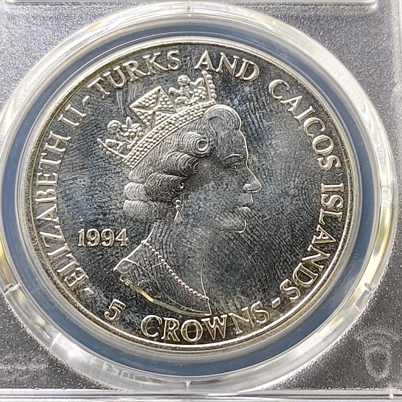 【全场包邮】纯粹捡漏拍487场（免费代拍第24场） 【收藏级·冠军分】特克斯和凯克斯群岛1994年5克朗D-DAY日50周年伯特朗·拉姆齐爵士精制纪念币-PCGS MS65