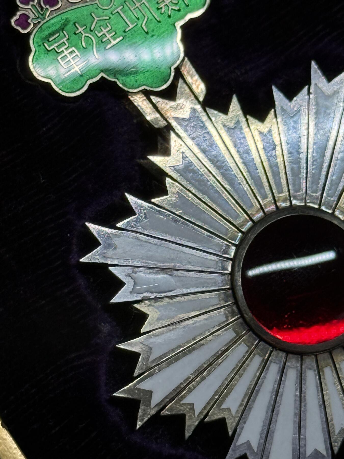 欢庆元旦！戎马世界章牌大赏第109期元旦大拍 勋五等旭日章，非常少见的外事版，明治末至大正早期， 正面六点钟珐琅有小裂纹 背面10点白色珐琅有修补，带双拼勋略