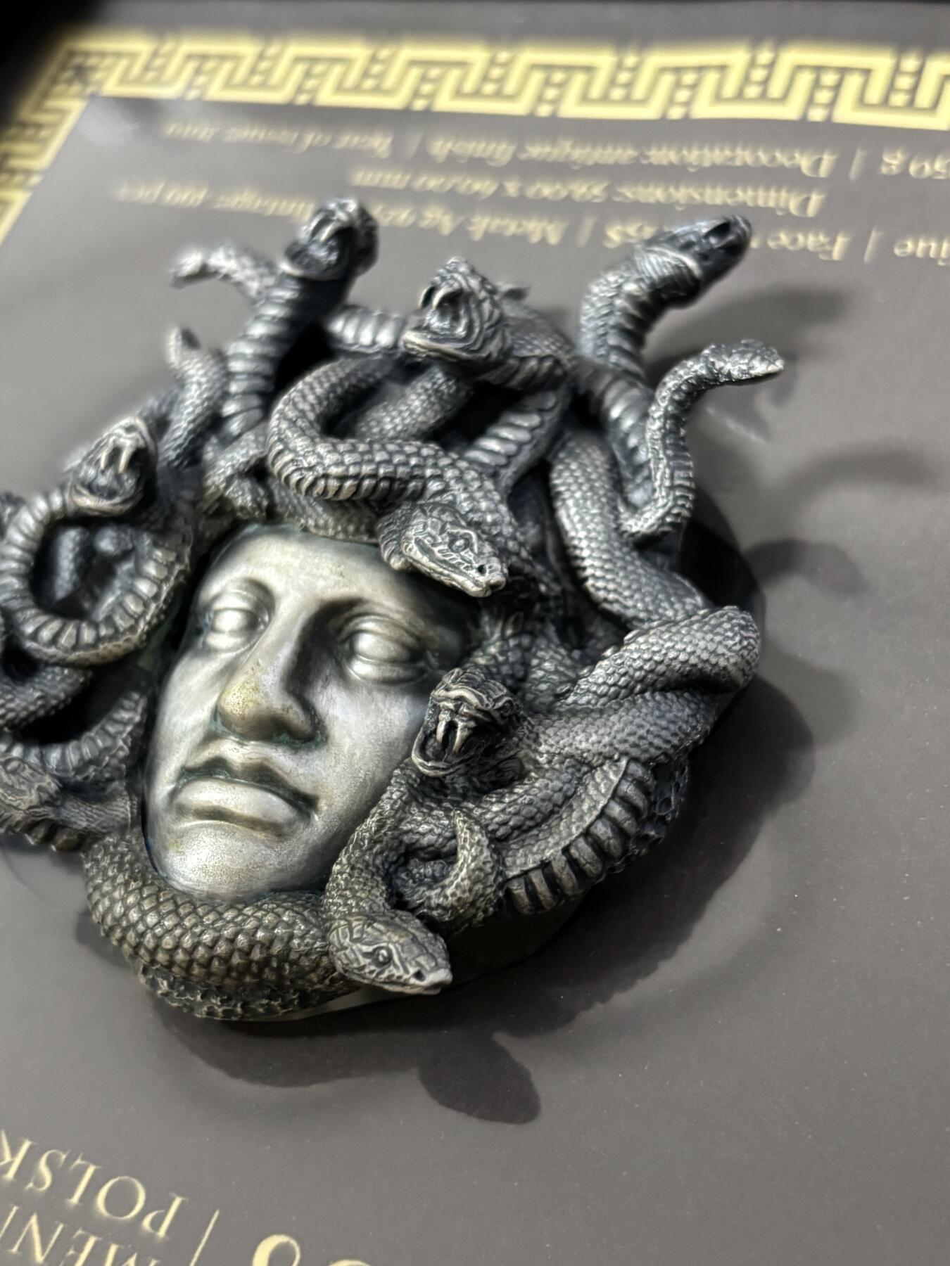 第186期拍卖 纽埃2019年蛇发女妖美杜莎250克异形高浮雕银币，999银，发行499枚