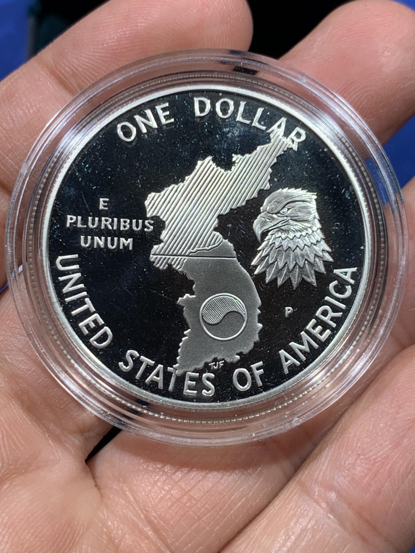 《竞宝斋》第447场 周日，周一，2场连拍 （全场包邮） 美国1991年朝鲜战争终战38周年纪念精制银币 原盒 原证 重26.7克，精制银币 非常见普制银币，正面朝鲜战场上的美国海陆空军 背面朝鲜半岛地图和38线，很有意义