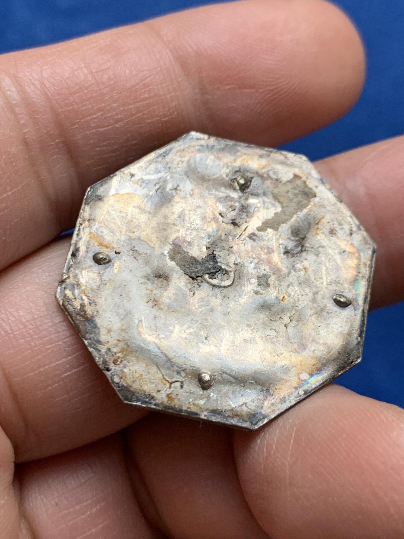 《竞宝斋》第447场 周日，周一，2场连拍 （全场包邮） 法国“没有烦恼的爱情”双天使八角镀银纪念章 单面 7.6克 30.2mm