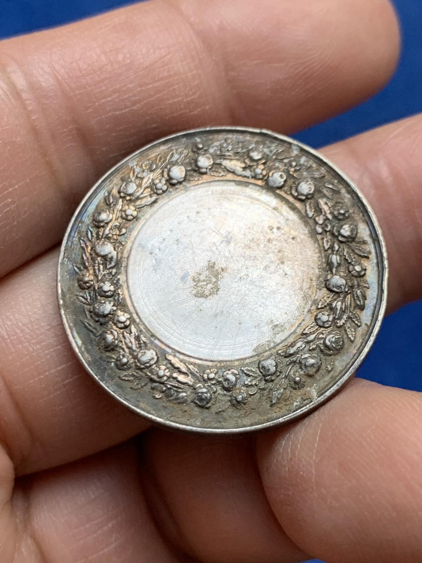 《竞宝斋》第447场 周日，周一，2场连拍 （全场包邮） 法国结婚银质纪念章 11.2克 29.8mm 早期无边铭 细节见图