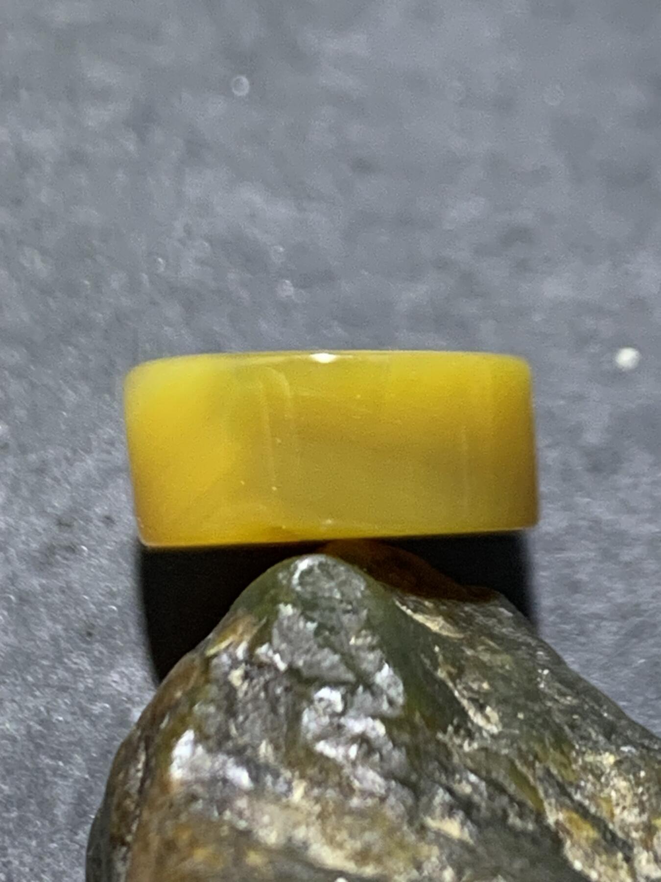 蒙料鸡油黄冻料战国红玛瑙通货小平安扣一个，