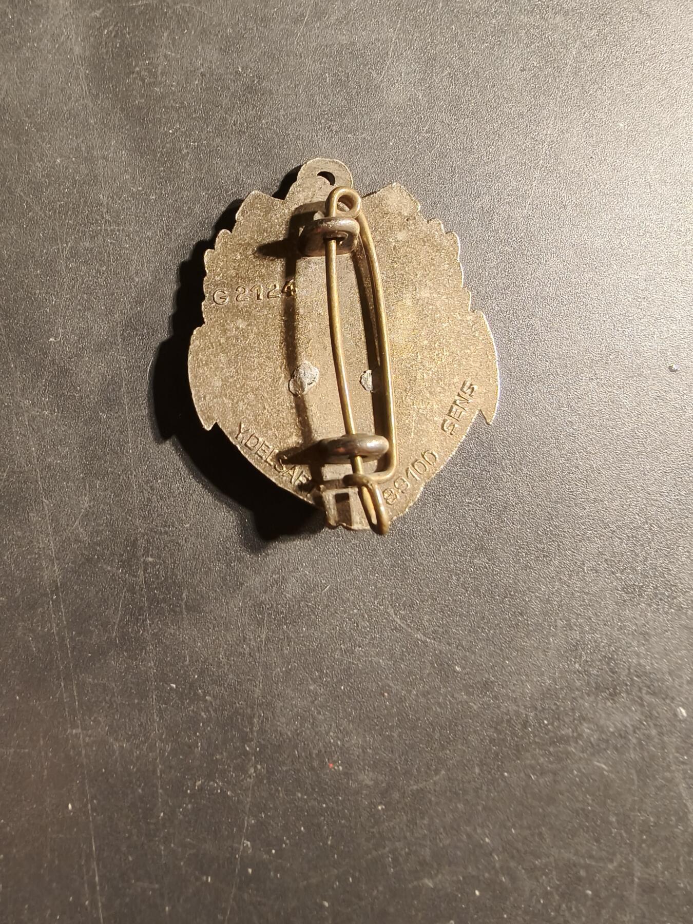 老王徽章第169期 法国锡索讷（Sissonne）军营第33营地集群证章     该部队成立于1984年7月1日，隶属于第22海军陆战队步兵团（22e RIMa）。在此之前，从1965年到1979年，该单位是第33连营（33e Compagnie de Camp），隶属于第21海军陆战队步兵团。