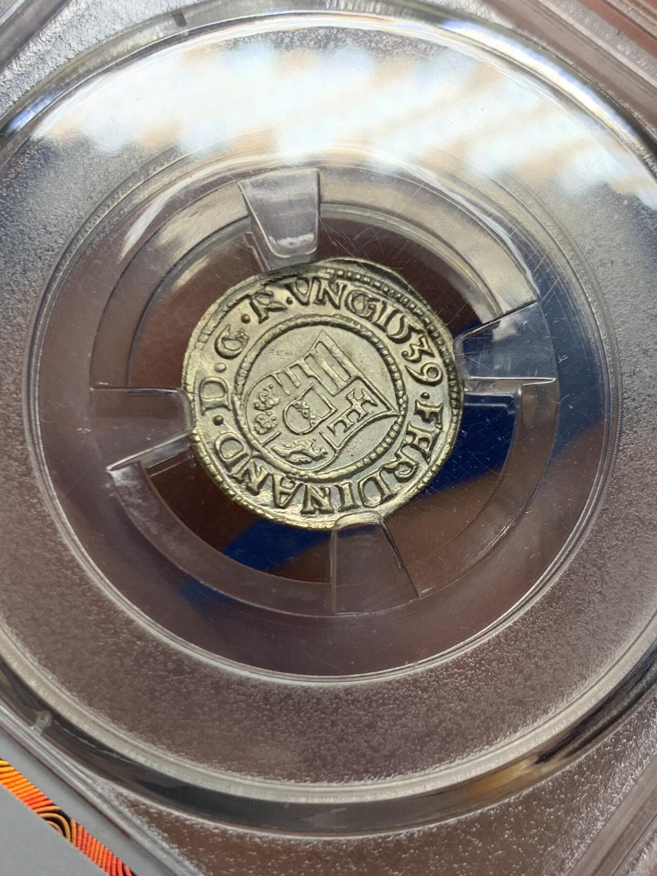 《竞宝斋》第447场 周日，周一，2场连拍 （全场包邮） 匈牙利 1539年 1第纳尔 银币 经典圣母抱婴图案 400多年前的银币 保存至今几乎完好无损 细节品相一流 少见品种