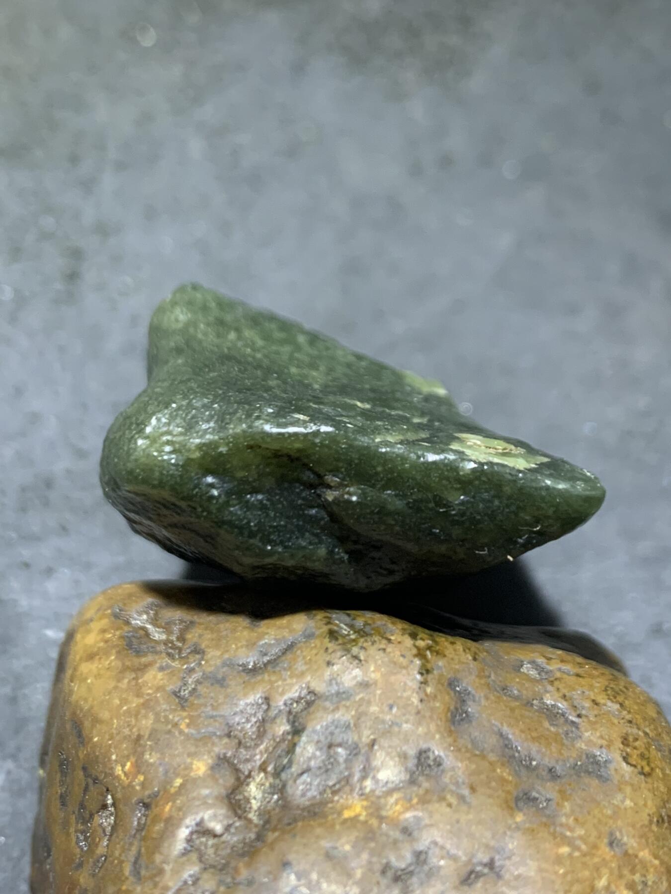 新疆戈壁风化纹和田玉青玉原石一颗