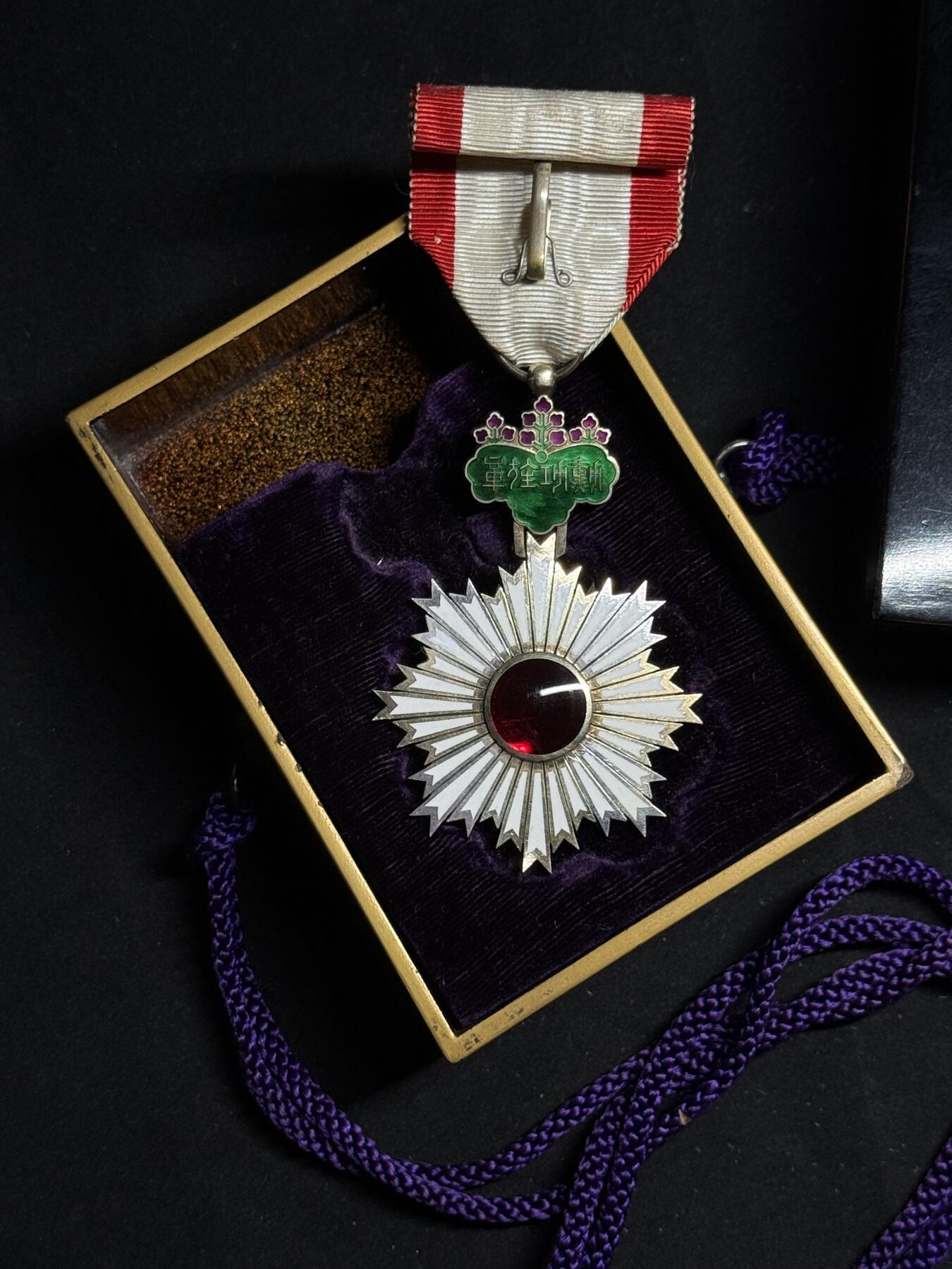 欢庆元旦！戎马世界章牌大赏第109期元旦大拍 勋五等旭日章，非常少见的外事版，明治末至大正早期， 正面六点钟珐琅有小裂纹 背面10点白色珐琅有修补，带双拼勋略