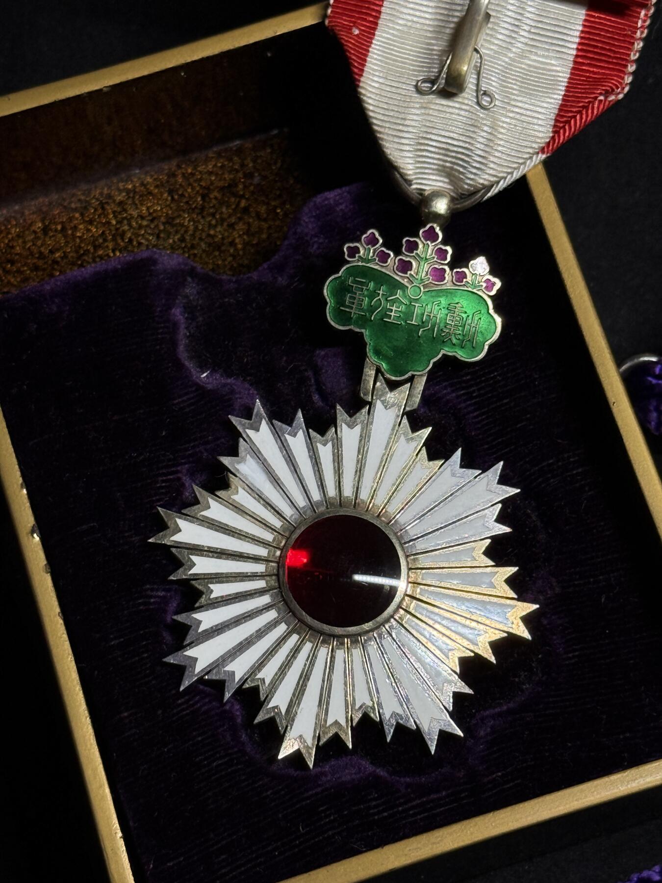 欢庆元旦！戎马世界章牌大赏第109期元旦大拍 勋五等旭日章，非常少见的外事版，明治末至大正早期， 正面六点钟珐琅有小裂纹 背面10点白色珐琅有修补，带双拼勋略