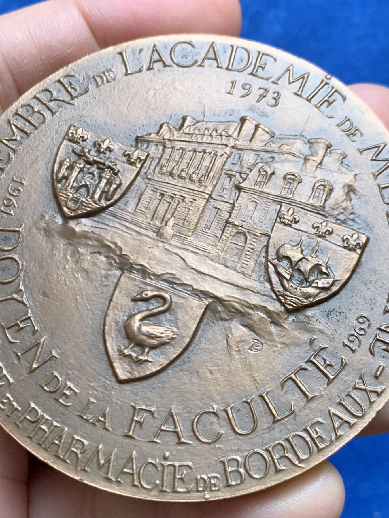 《竞宝斋》第447场 周日，周一，2场连拍 （全场包邮） 法国波尔多大学医学院名人铜章 175.6克 67.5mm 1974 丰饶角铜标 超高浮雕工艺