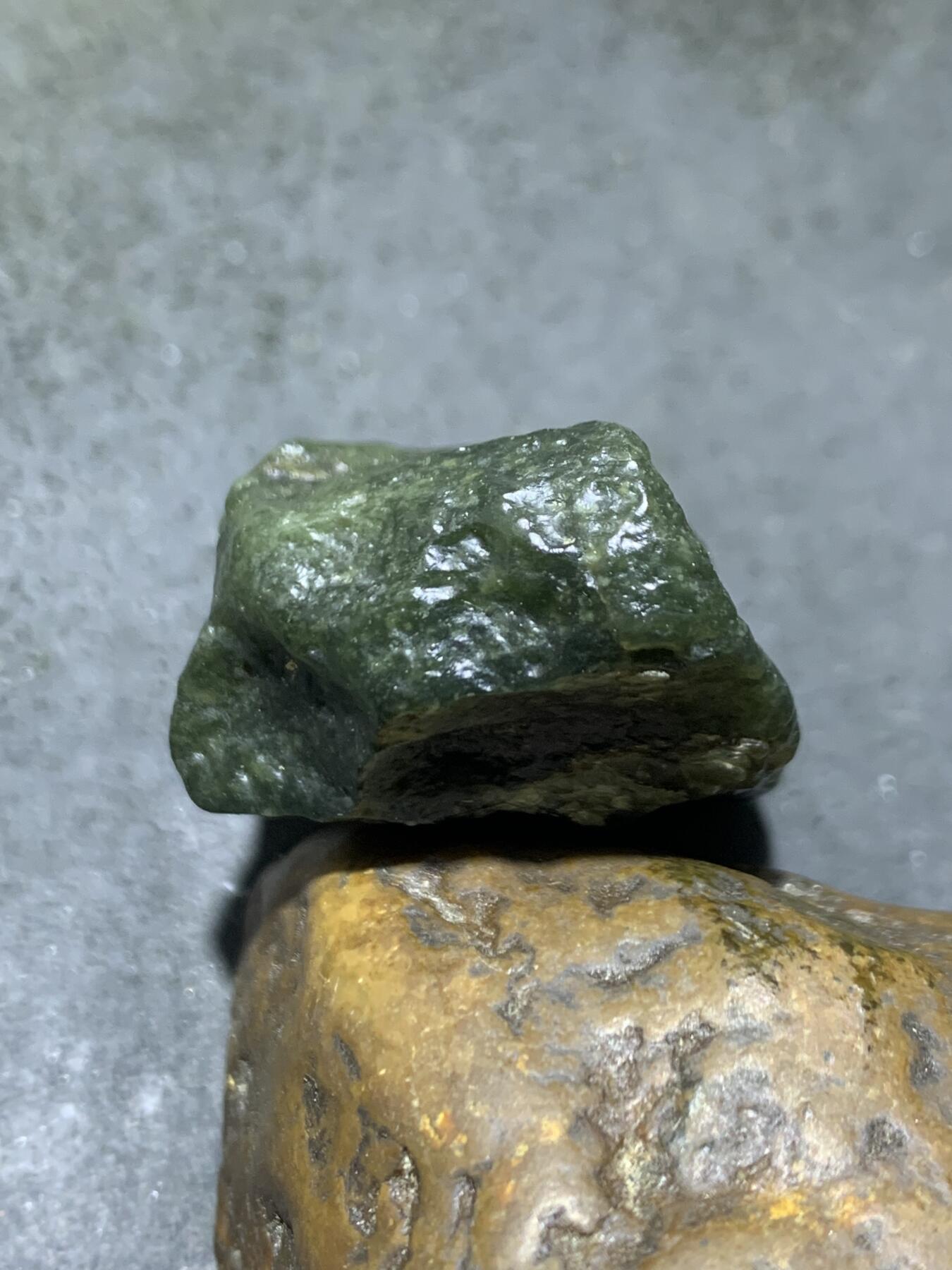 新疆戈壁风化纹和田玉青玉原石一颗