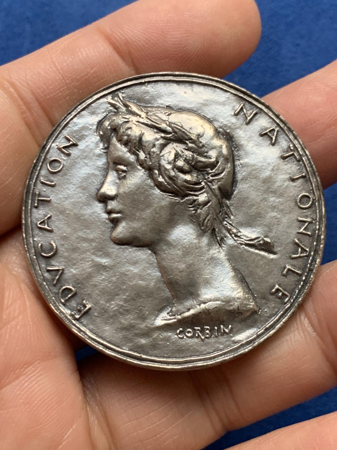 《竞宝斋》第447场 周日，周一，2场连拍 （全场包邮） 法国 玛丽安娜教育银章 43克 44.6mm 丰饶角1银标 少见磨砂雕塑工艺 超高浮雕 背面三个儿童环绕在教师形象玛丽安娜身旁 带原盒