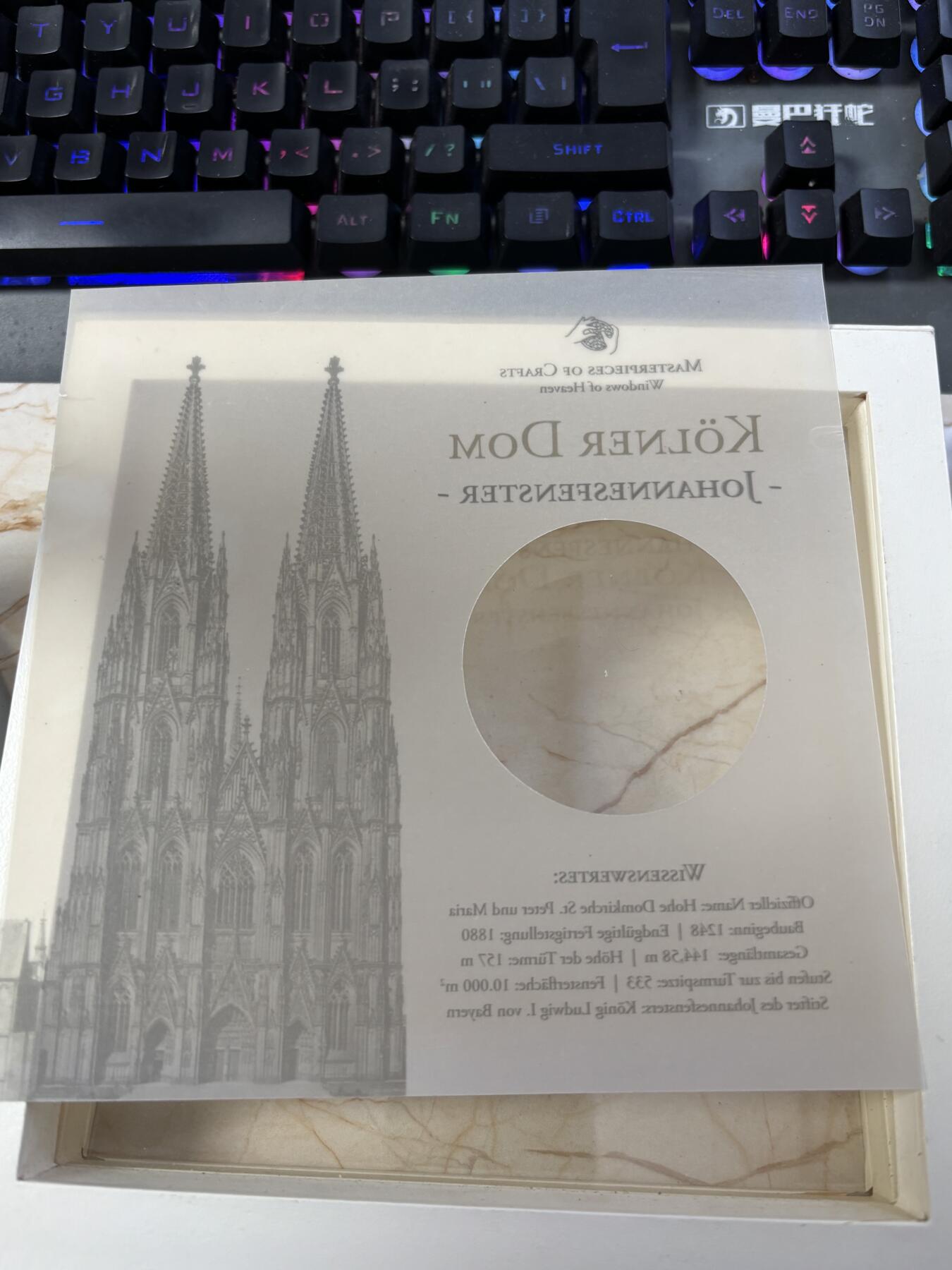 第186期拍卖 库克2010年天堂之窗科隆大教堂镶玻璃纪念银币，999银，50克，发行2000枚，没有外面纸套，有丝痕