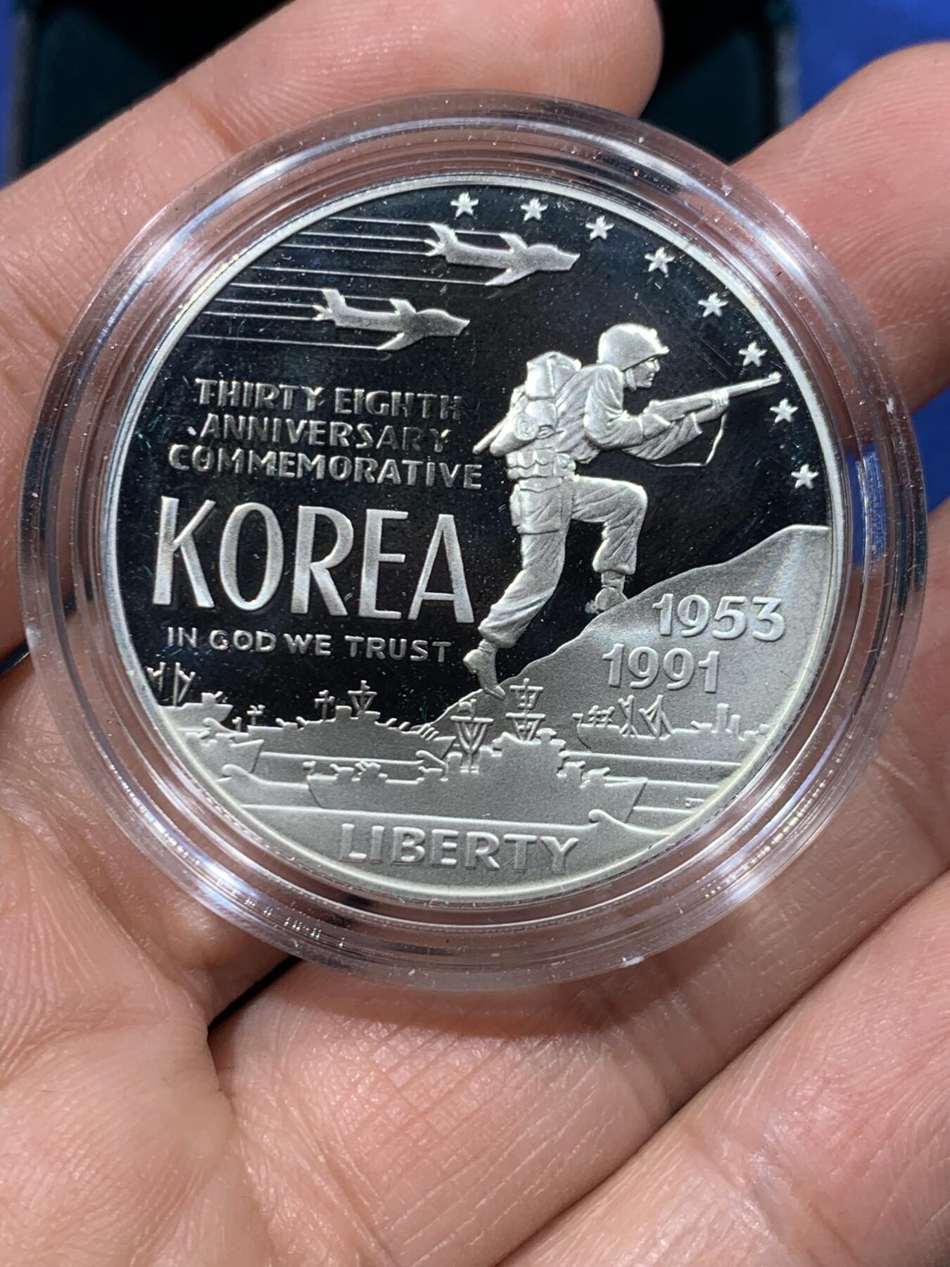 《竞宝斋》第447场 周日，周一，2场连拍 （全场包邮） 美国1991年朝鲜战争终战38周年纪念精制银币 原盒 原证 重26.7克，精制银币 非常见普制银币，正面朝鲜战场上的美国海陆空军 背面朝鲜半岛地图和38线，很有意义