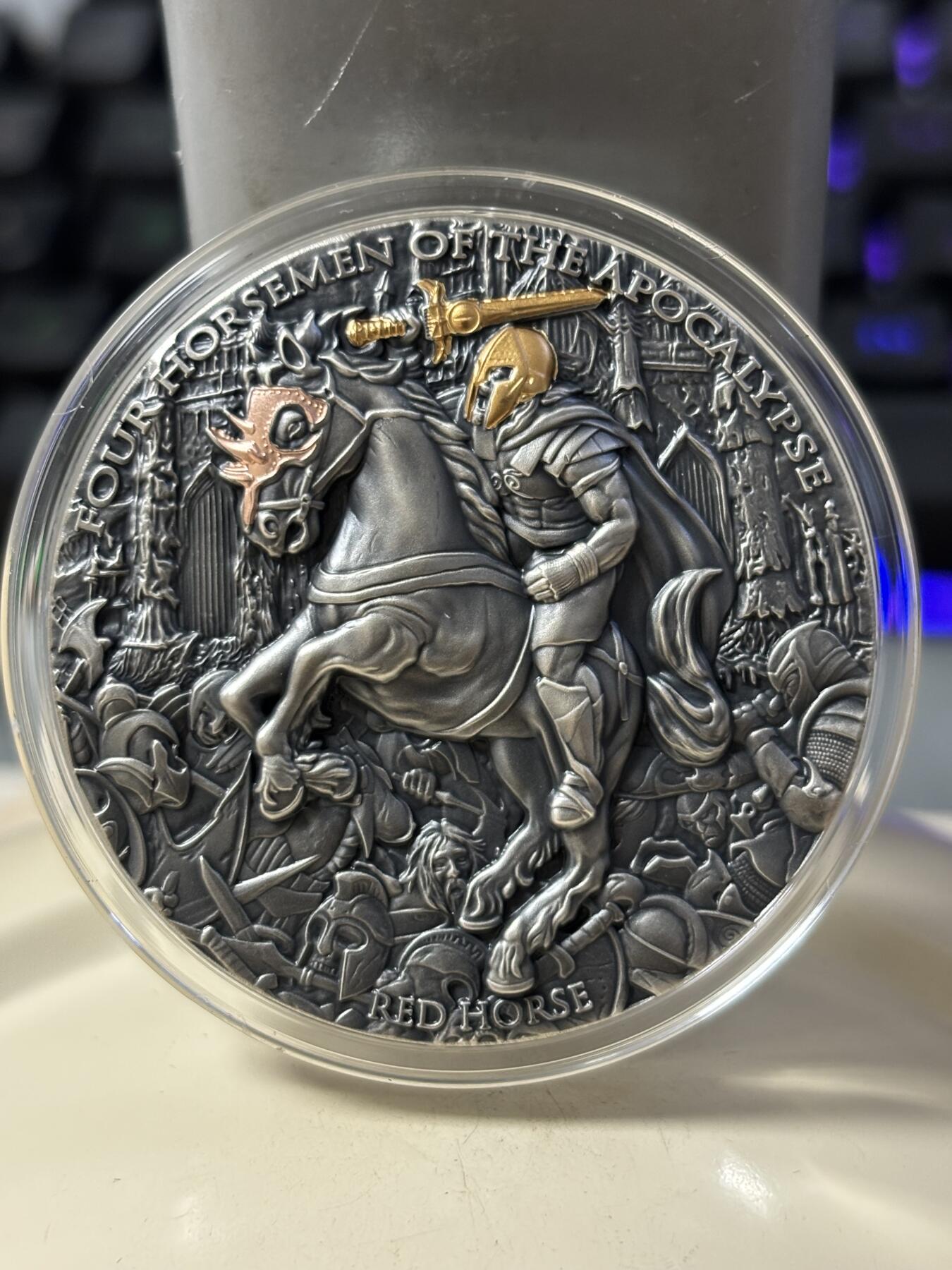 第186期拍卖 纽埃2019年天启四骑士系列红马骑士2盎司高浮雕渡金纪念银币，999银，发行量500枚