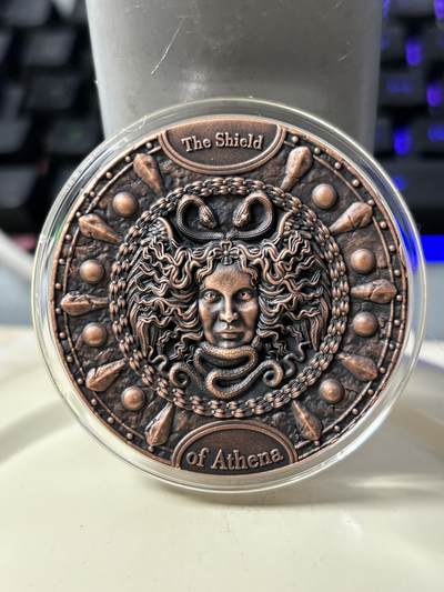 第186期拍卖 - 纽埃2022年战神之盾系列(1)–雅典娜神盾–美杜莎之盾超高精浮雕镀铜仿古纪念银币.2盎司,999银镀铜，发行500枚