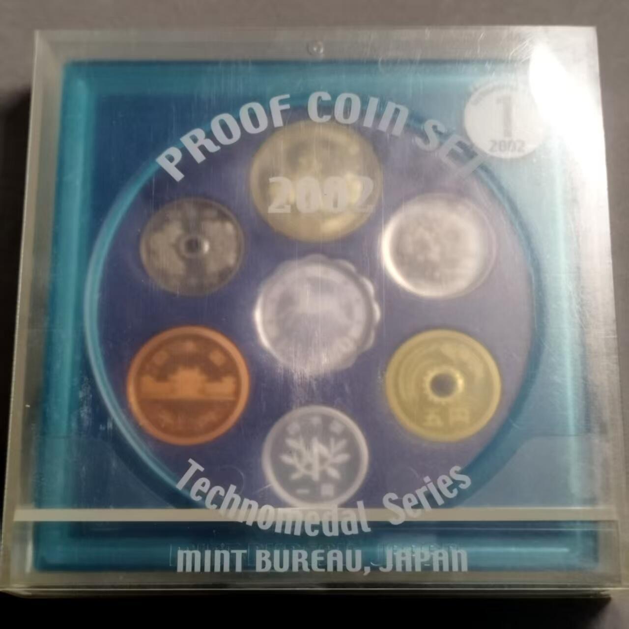 长老汇蛇年精选第八十一场拍卖 日本2002年 精制纪念套币，含6币1章，盒证齐全，银章重7克，999银，采用潜象技术，图案会随着角度变化而变化。银章银价90+