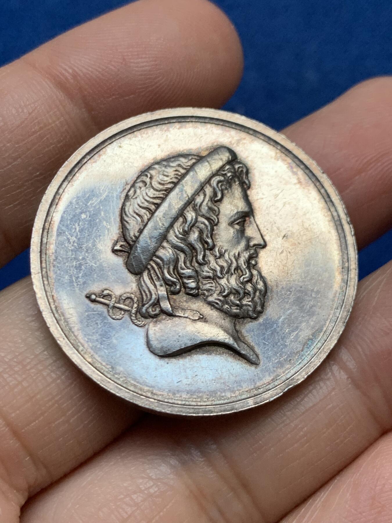 《竞宝斋》第447场 周日，周一，2场连拍 （全场包邮） 法国巴黎市民医院银章 镜面底板 手指银标边铭 17.8g 35mm