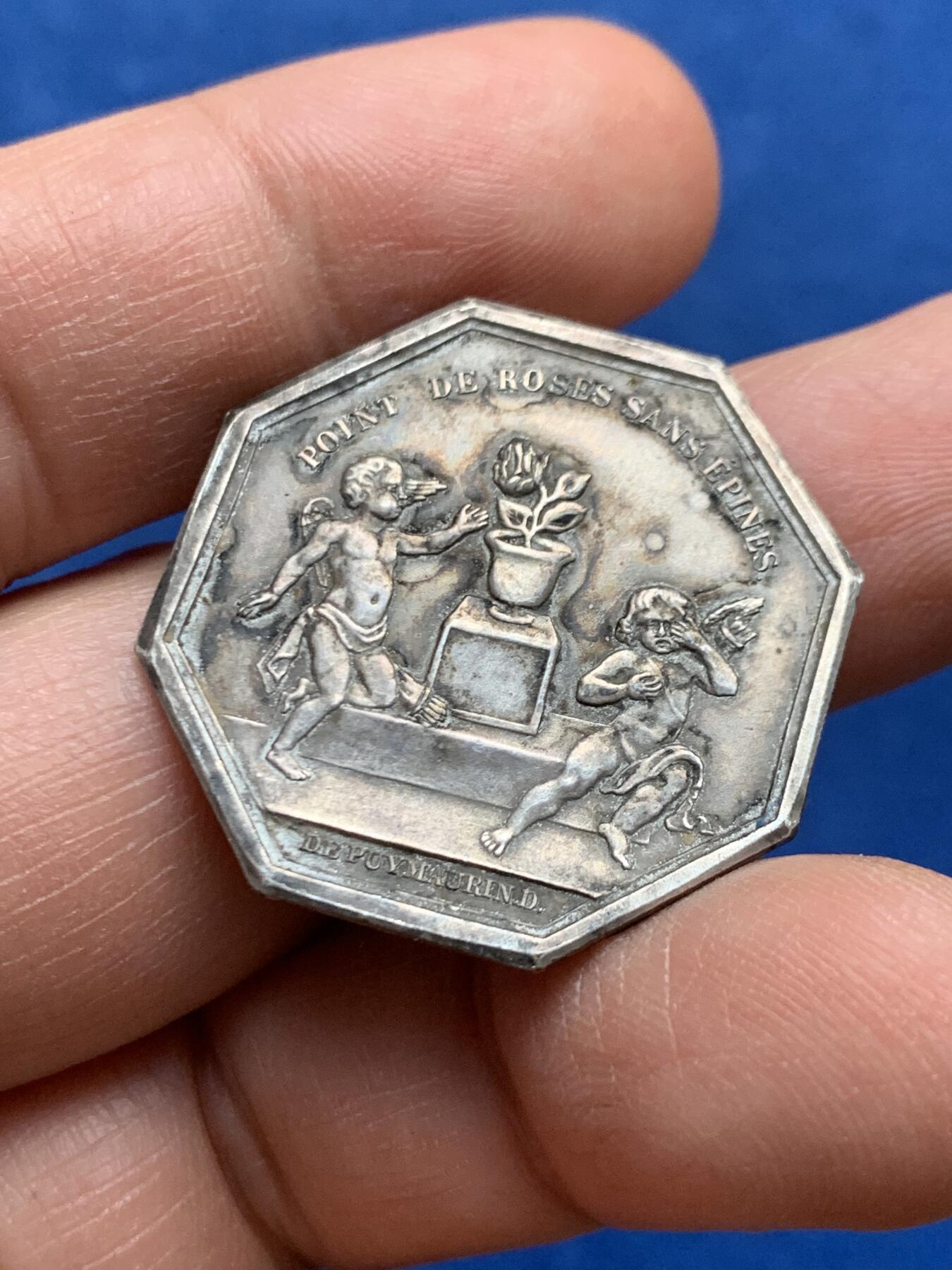 《竞宝斋》第447场 周日，周一，2场连拍 （全场包邮） 法国“没有烦恼的爱情”双天使八角镀银纪念章 单面 7.6克 30.2mm