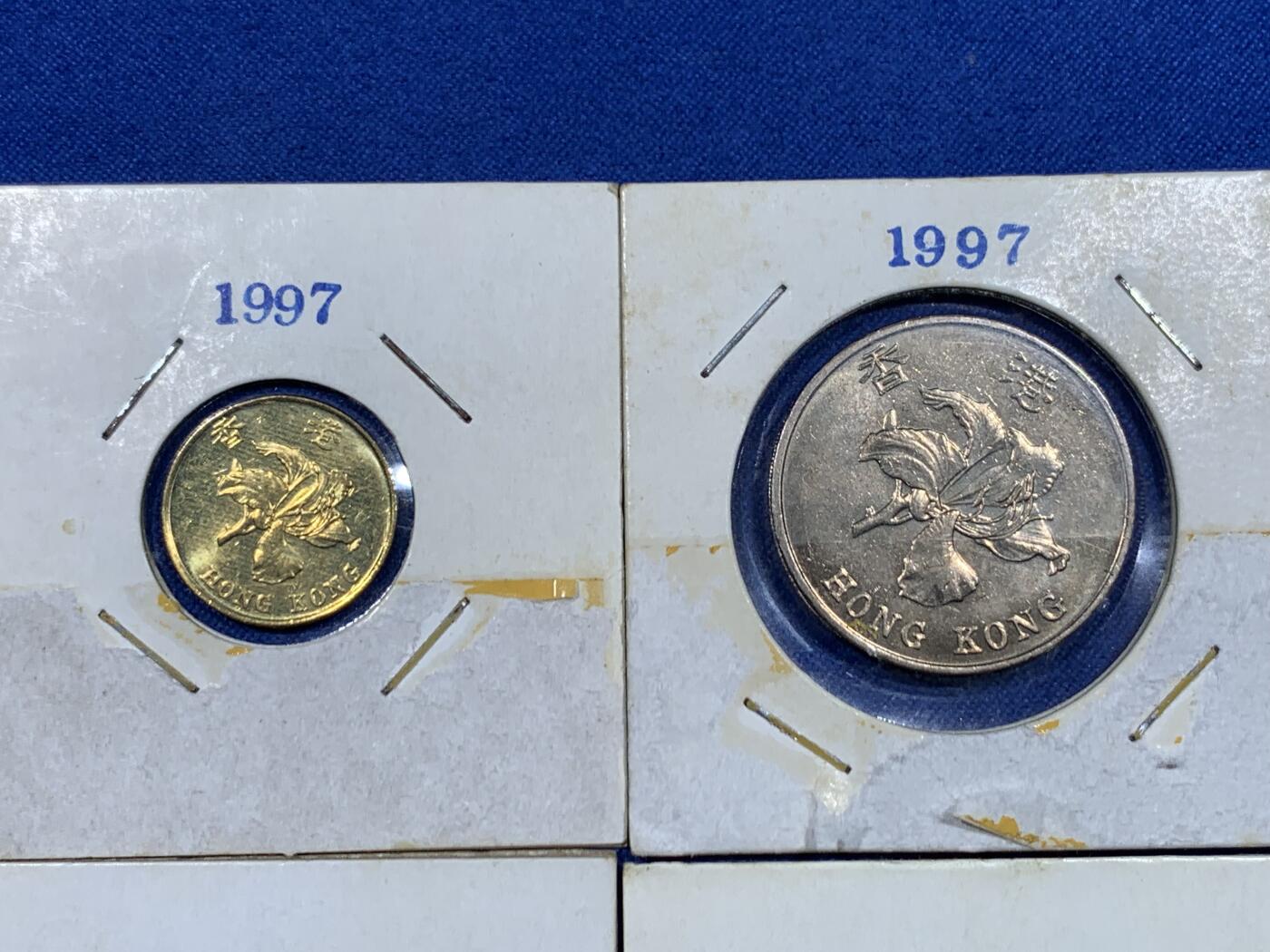 《竞宝斋》第447场 周日，周一，2场连拍 （全场包邮） 1997年香港特别行政区发行回归特种纪念币1套6枚，纸夹包装，品相不错，可以送评的状态。