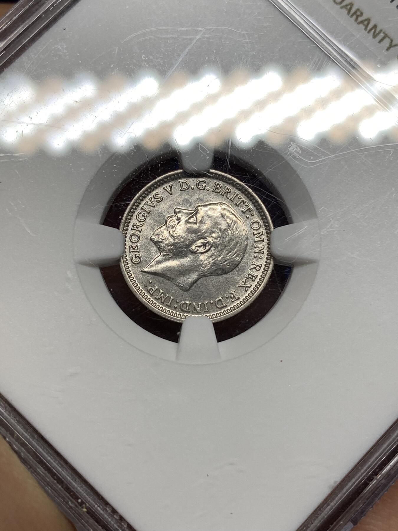 《竞宝斋》第447场 周日，周一，2场连拍 （全场包邮） NGC MS64 英国1933年3便士银币 品种常见 可是好品难得 亚军分 适合入手 盒子背面有模糊