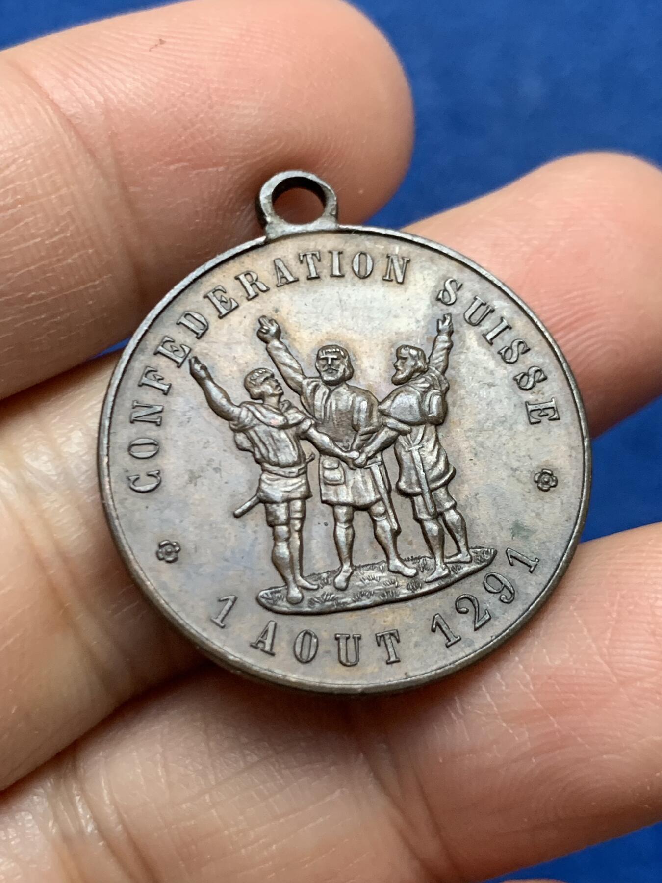 《竞宝斋》第447场 周日，周一，2场连拍 （全场包邮） 瑞士联邦成立600周年纪念章，三位人物形象象征瑞士早期的三个州(乌里、施维茨和下瓦尔登)在1291年结成联盟，共同抵抗外敌，奠定了瑞士联邦的基础。8克 27.1mm