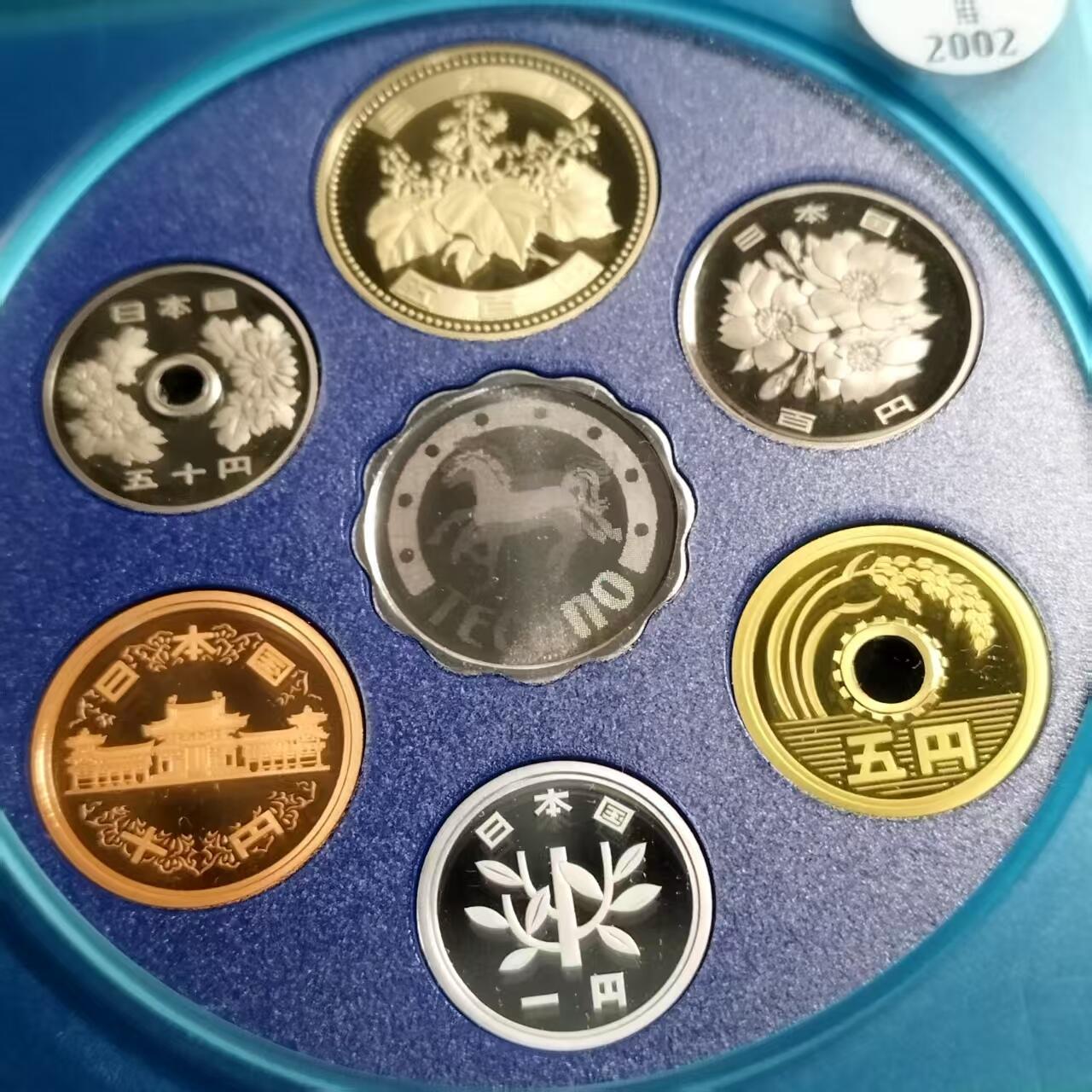 长老汇蛇年精选第八十一场拍卖 日本2002年 精制纪念套币，含6币1章，盒证齐全，银章重7克，999银，采用潜象技术，图案会随着角度变化而变化。银章银价90+