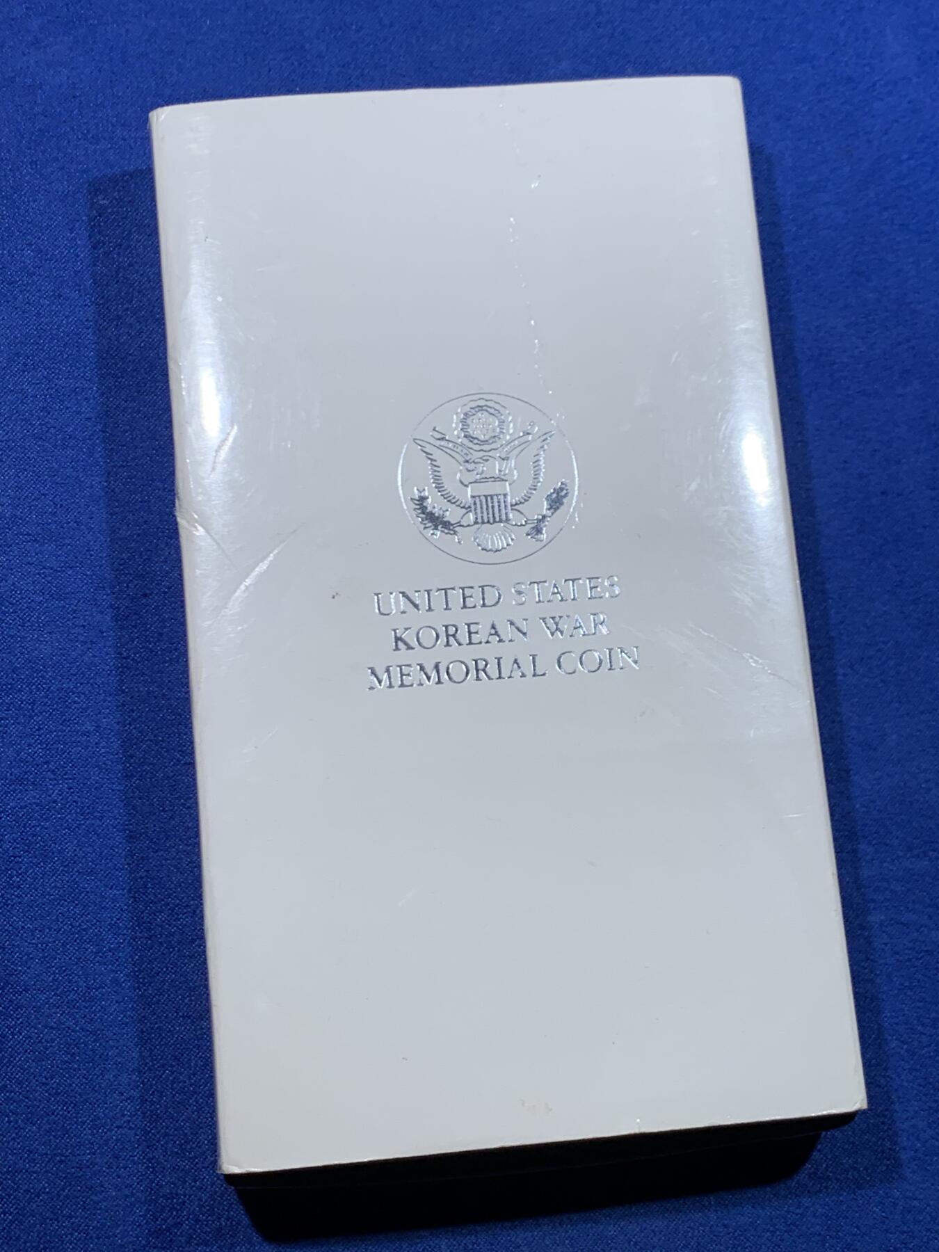 《竞宝斋》第447场 周日，周一，2场连拍 （全场包邮） 美国1991年朝鲜战争终战38周年纪念精制银币 原盒 原证 重26.7克，精制银币 非常见普制银币，正面朝鲜战场上的美国海陆空军 背面朝鲜半岛地图和38线，很有意义