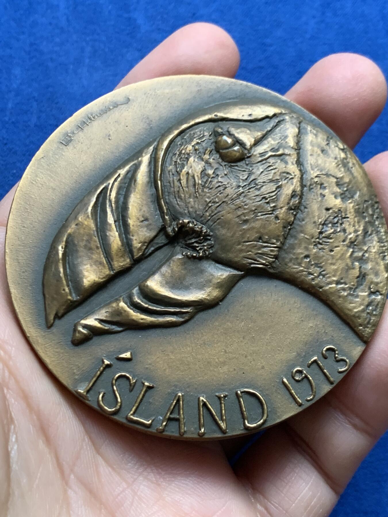 《竞宝斋》第447场 周日，周一，2场连拍 （全场包邮） 冰岛 1973年 纪念铜章 韦斯特曼纳半岛火山喷发纪念 244.2g 69.8mm 边铭刻字 细节见图