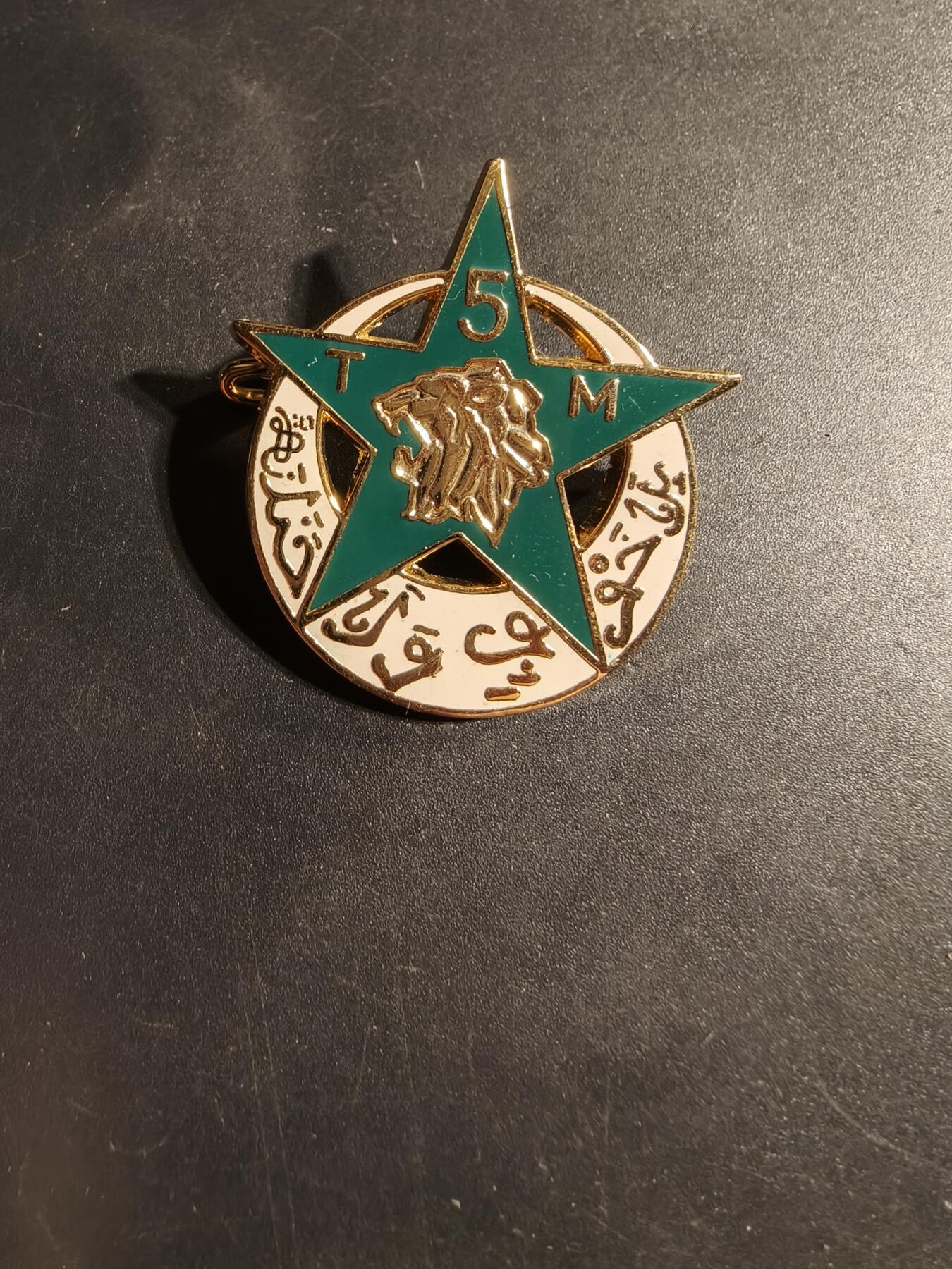 老王徽章第169期 法国陆军第5摩洛哥步枪兵团证章      第5摩洛哥步枪兵团是法国非洲军团的步兵团，活跃于两次世界大战之间，参加了第二次世界大战、印度支那战争和阿尔及利亚战争，于1965年解散。 