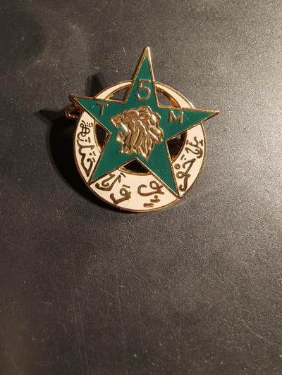 老王徽章第169期 - 法国陆军第5摩洛哥步枪兵团证章      第5摩洛哥步枪兵团是法国非洲军团的步兵团，活跃于两次世界大战之间，参加了第二次世界大战、印度支那战争和阿尔及利亚战争，于1965年解散。 