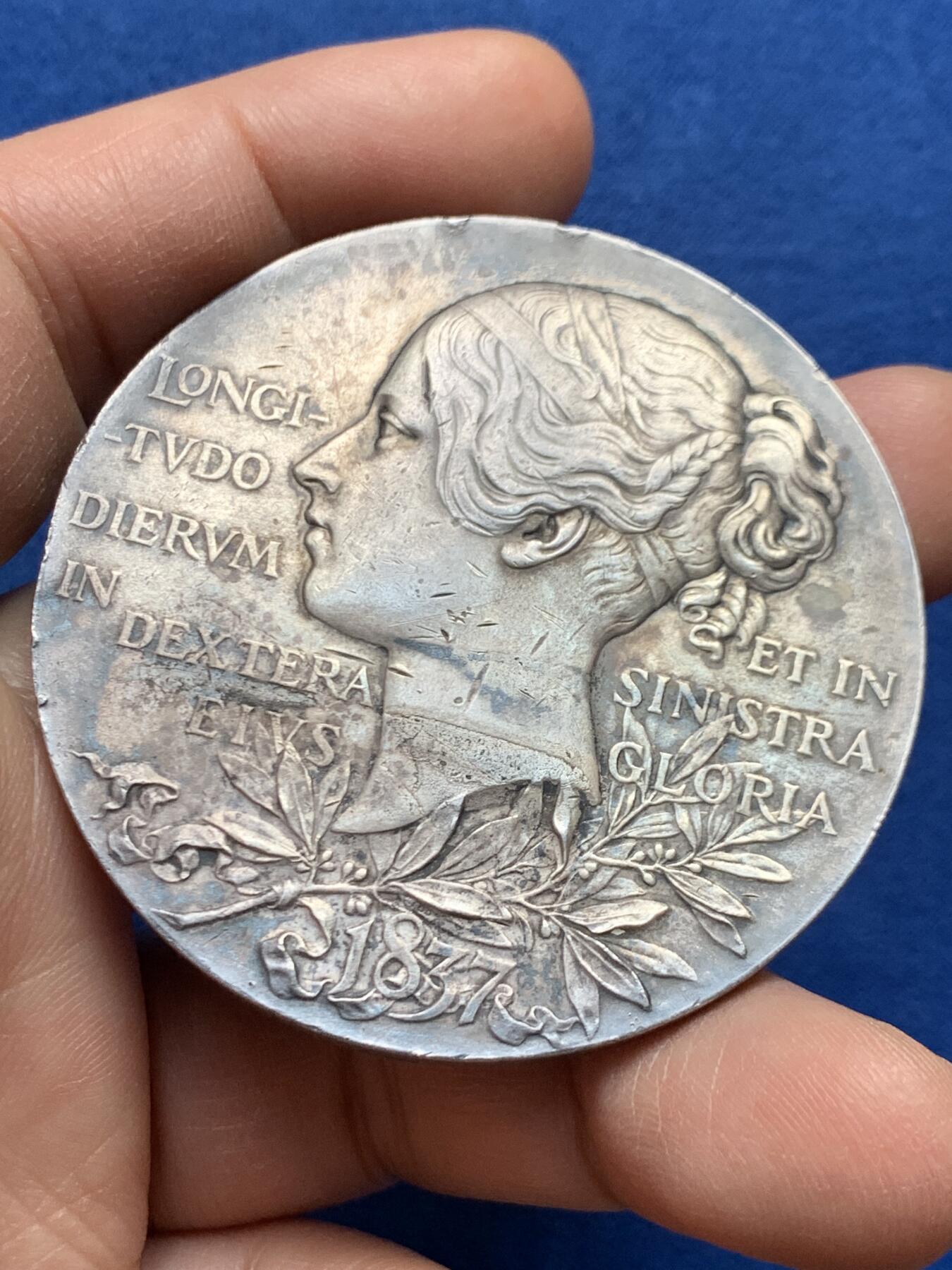 《竞宝斋》第447场 周日，周一，2场连拍 （全场包邮） 英国1897年维多利亚加冕60周年纪念大银章，83.9克，55.2mm