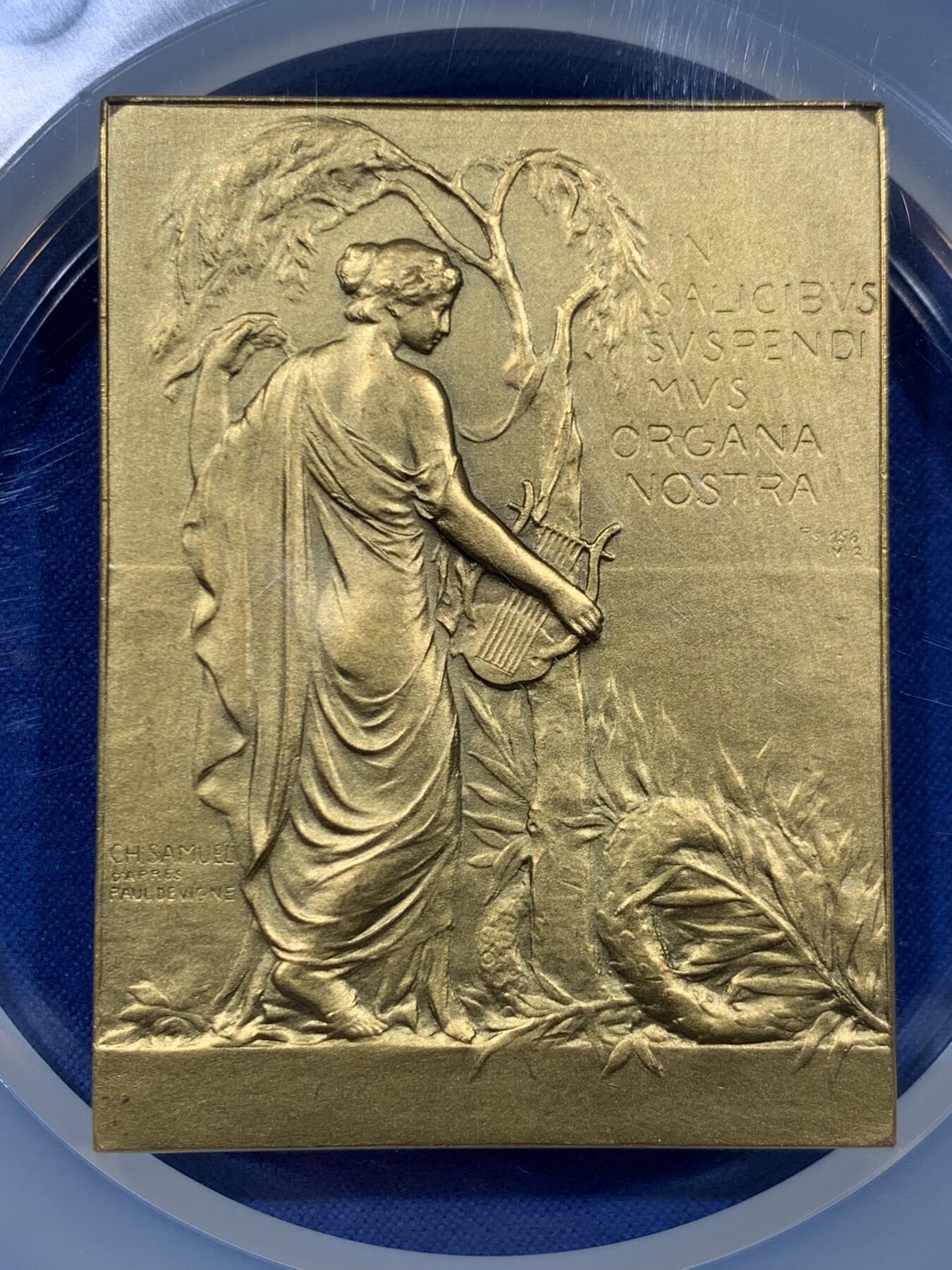 《竞宝斋》第447场 周日，周一，2场连拍 （全场包邮） NGC MS65  超高分 比利时 1908 新艺术镀金大铜章 音乐家奥古斯特·赫法尔特 加大加厚盒。大师SAMUEL作品，百年古董原版，此章发行量稀少，实物精美。加大加厚盒